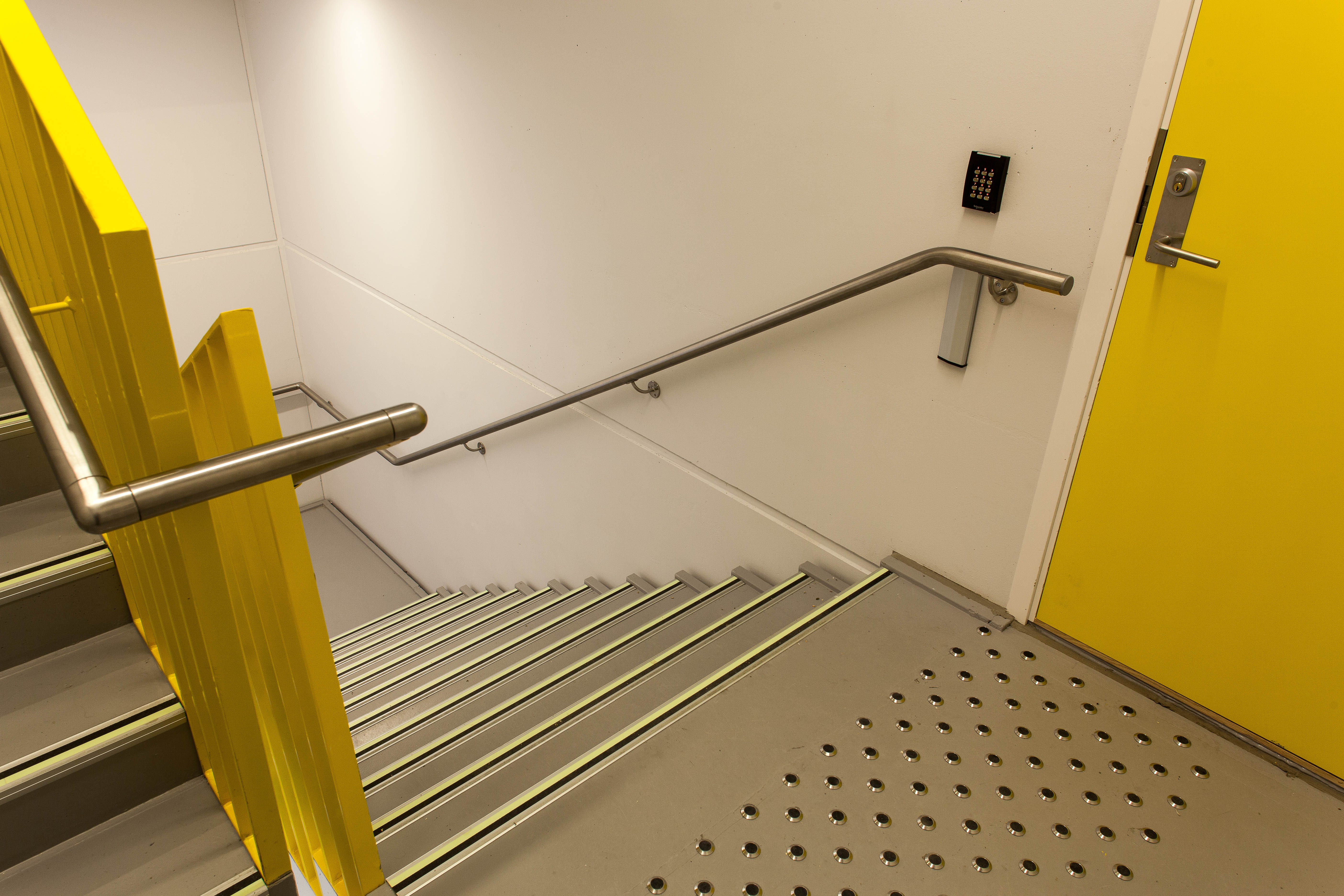 Universell utforming er godt ivaretatt, ikke minst når det gjelder rømningsveier. Her er det snakk om så vel taktile løsninger, som kontrastfelt.