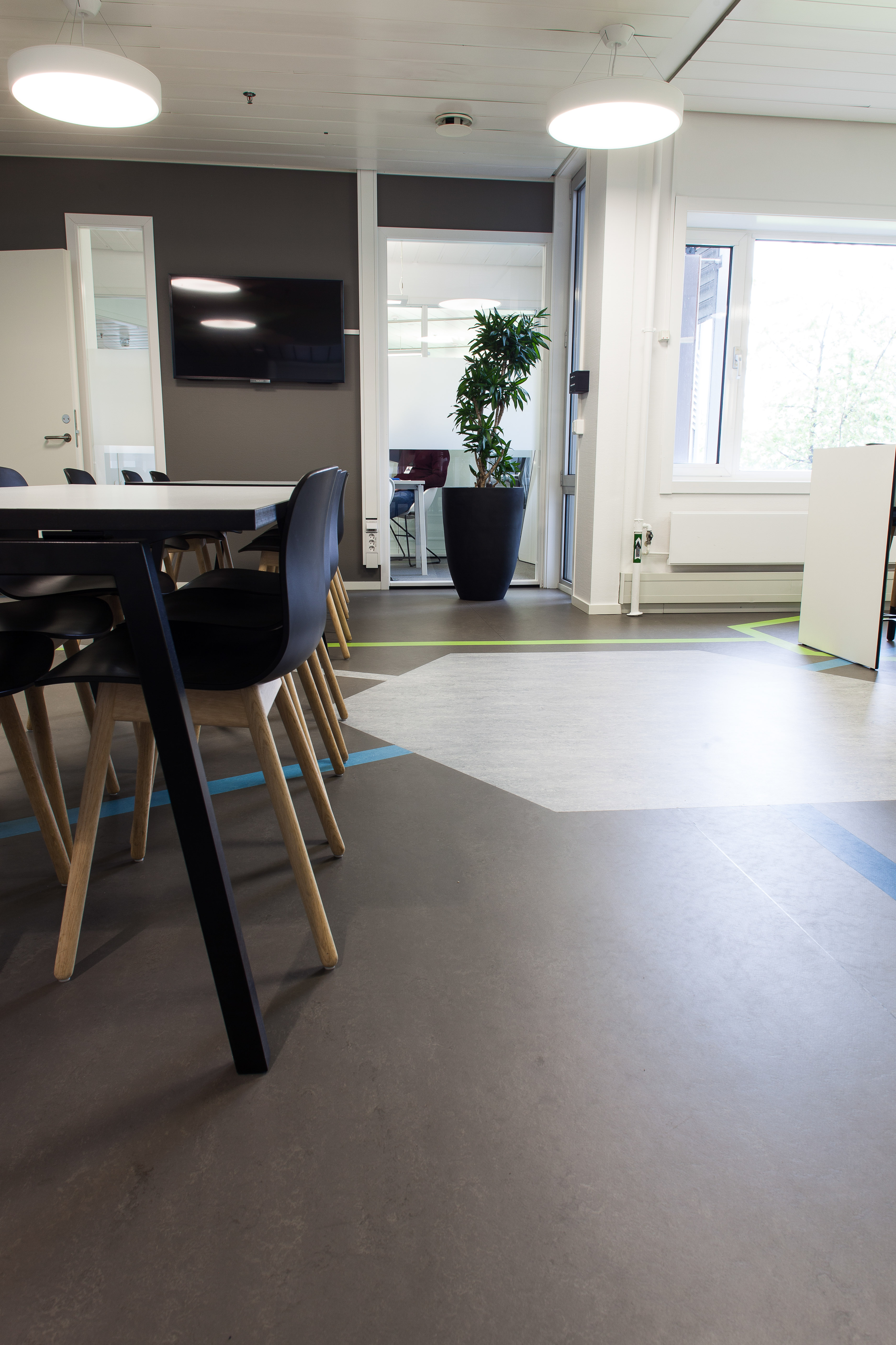 Det dekorerte gulvet er utarbeidet av Forskningsrådet i samarbeid med interiørarkitekten og symboliserer først og fremst kommunikasjon og sentral møteplass.