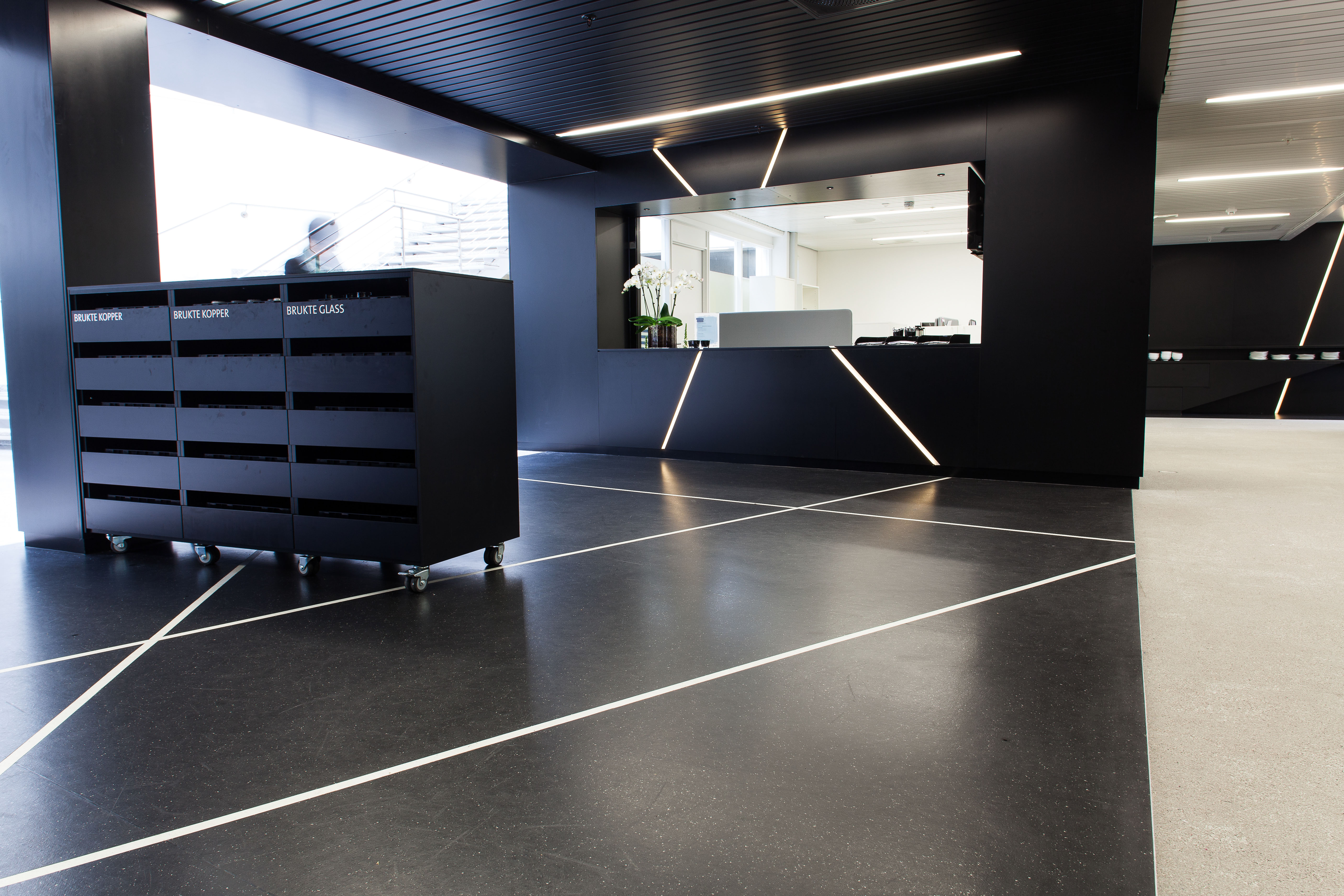 Fellessonene har gulv med spesialdesignet mønster, tilskåret på stedet. 