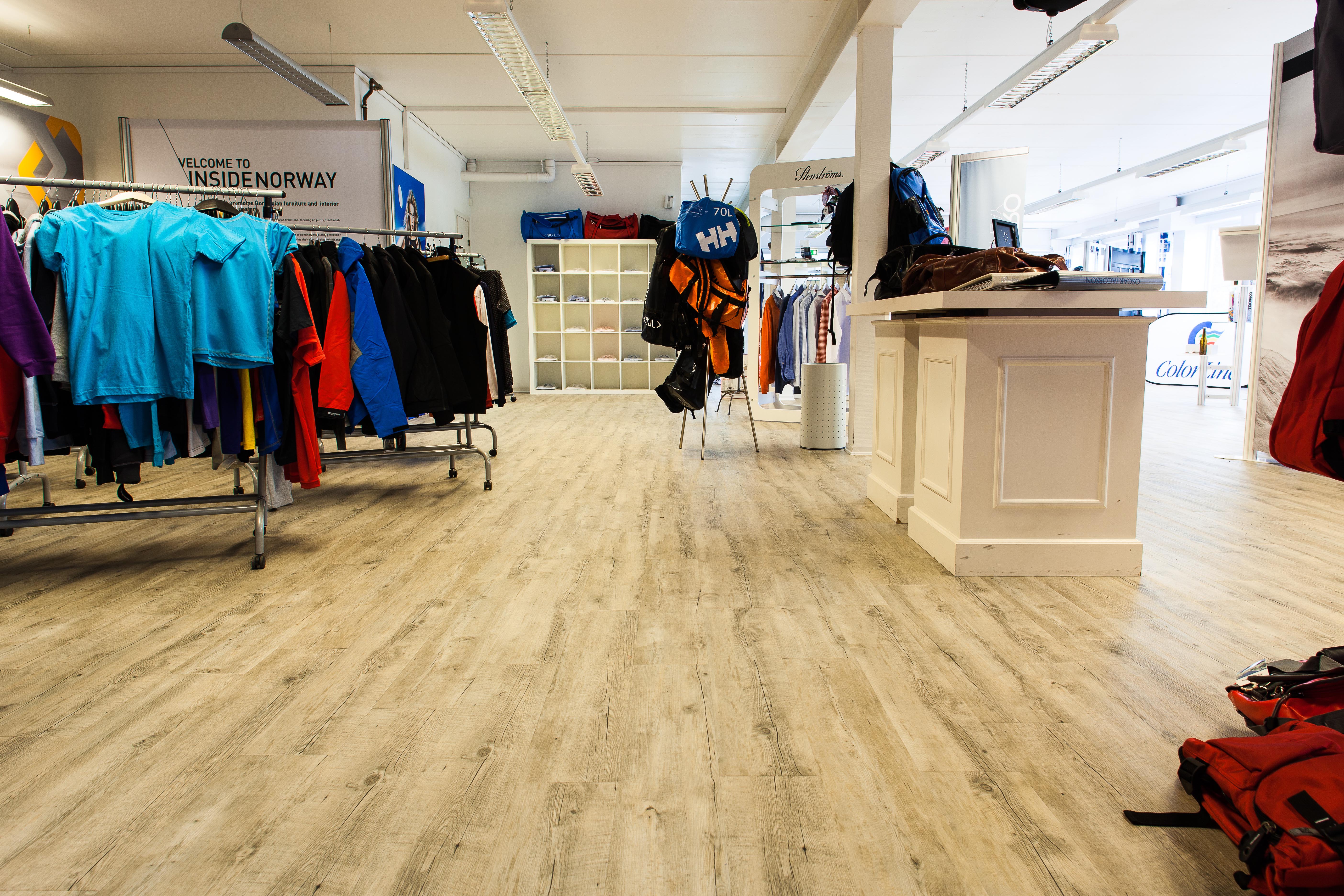 Q-brands valgte et lyst vinylbelegg med treimitasjon som effektivt skjuler en del mindre ujevnheter i undergulvet i sine nyinnflyttede lokaler.