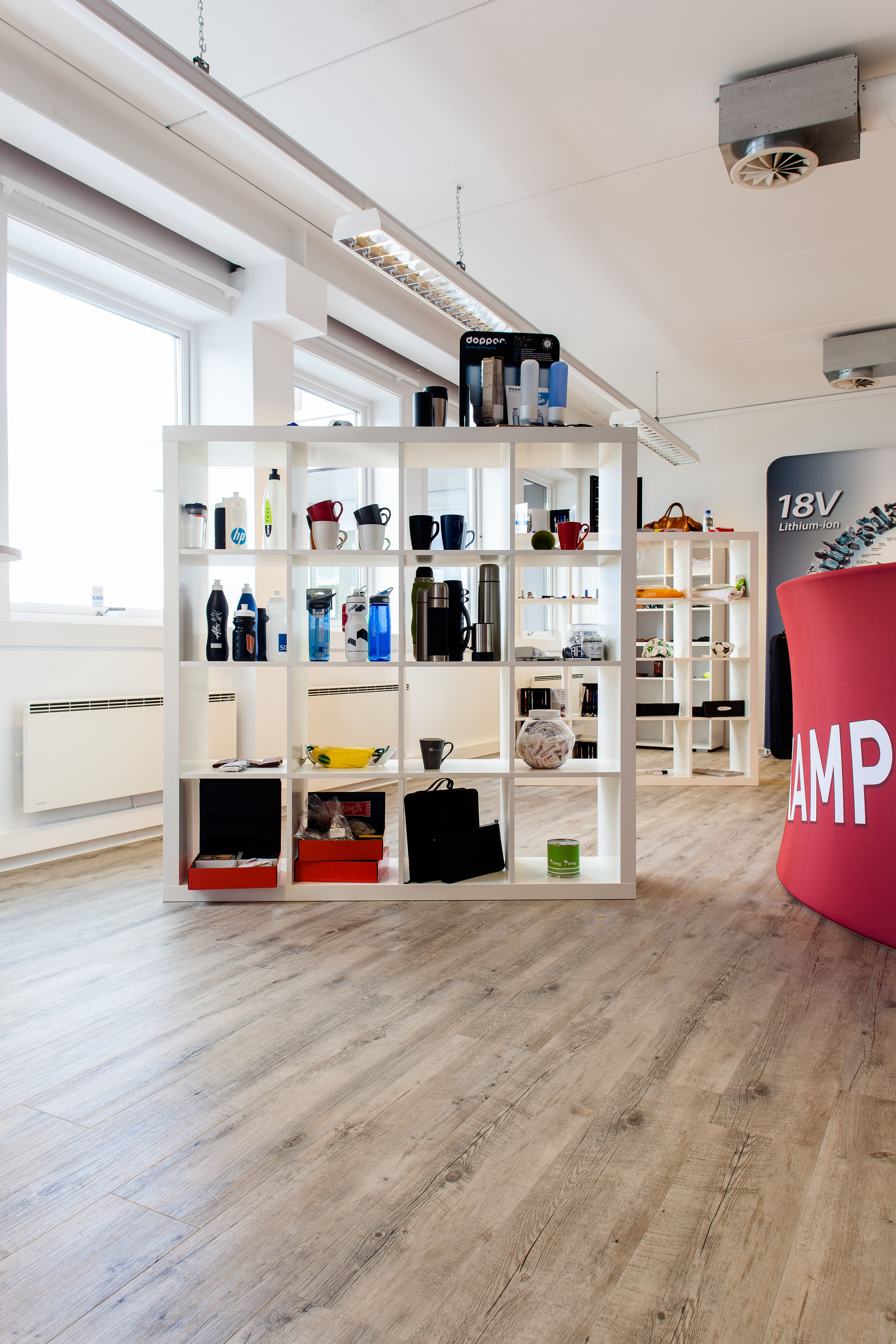 I tillegg til å levere spesialbestilte profileringsprodukter, produserer og importerer Q-brands en del artikler for publikum generelt, som selges i vanlige butikker.