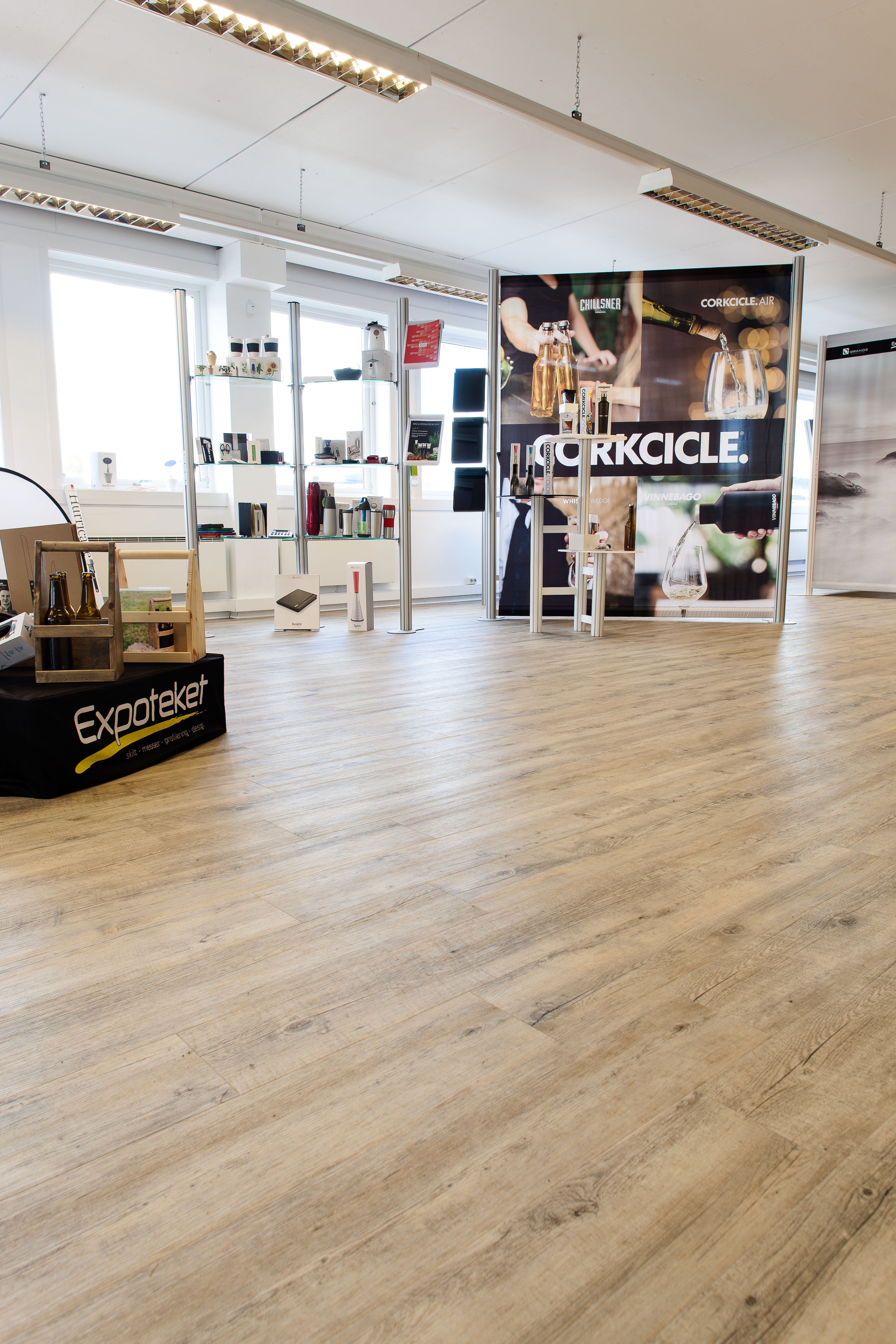 Hele langveggen i det 350 kvadratmeter store showrommet har store vindusflater som gir godt med dagslys. Displayutstyret forhandles av Expoteket.