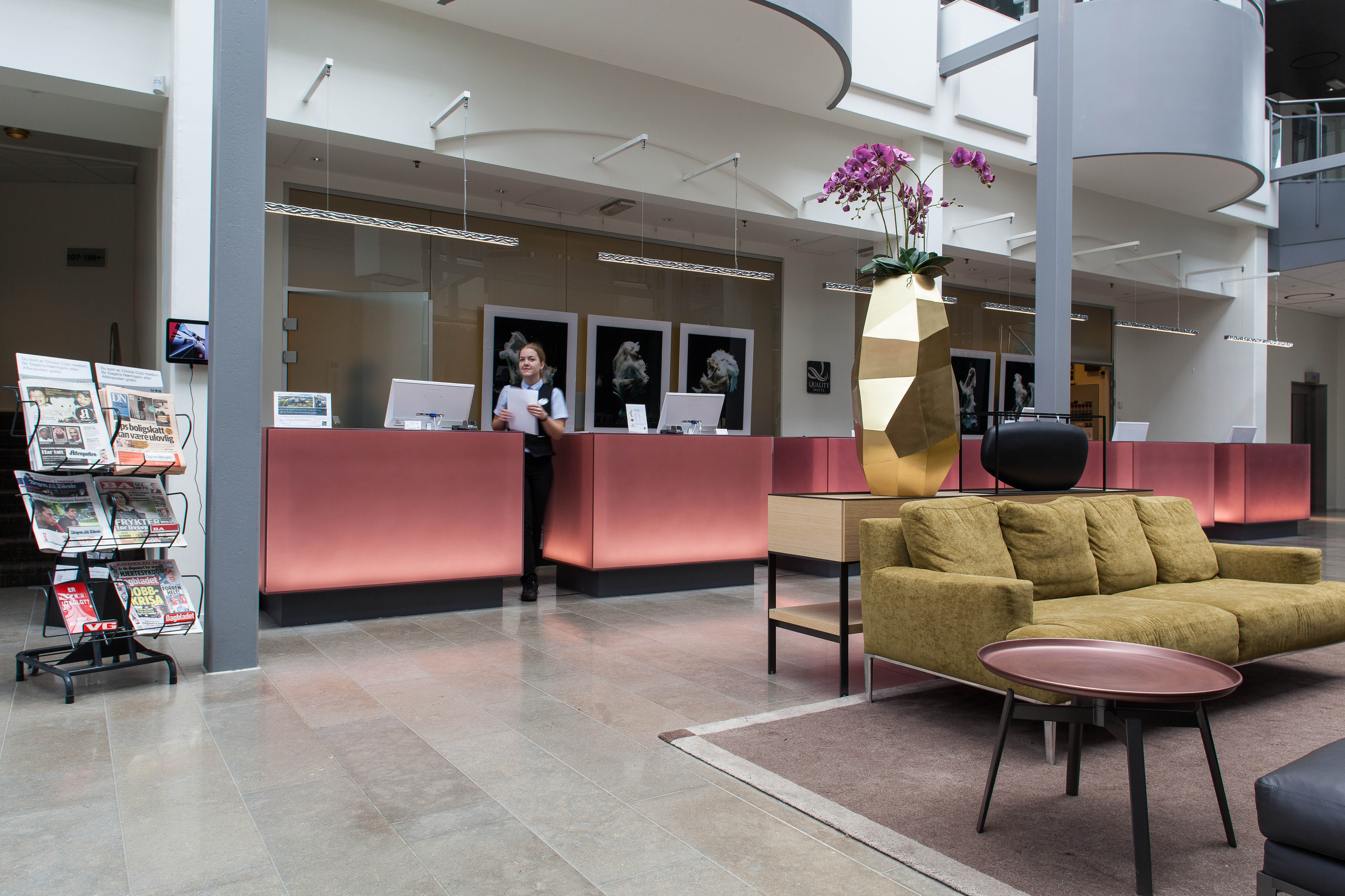 I den lyse, romslige lobbyen finner vi en resepsjon med kapasitet til å effektiv håndtere et større reisefølge.