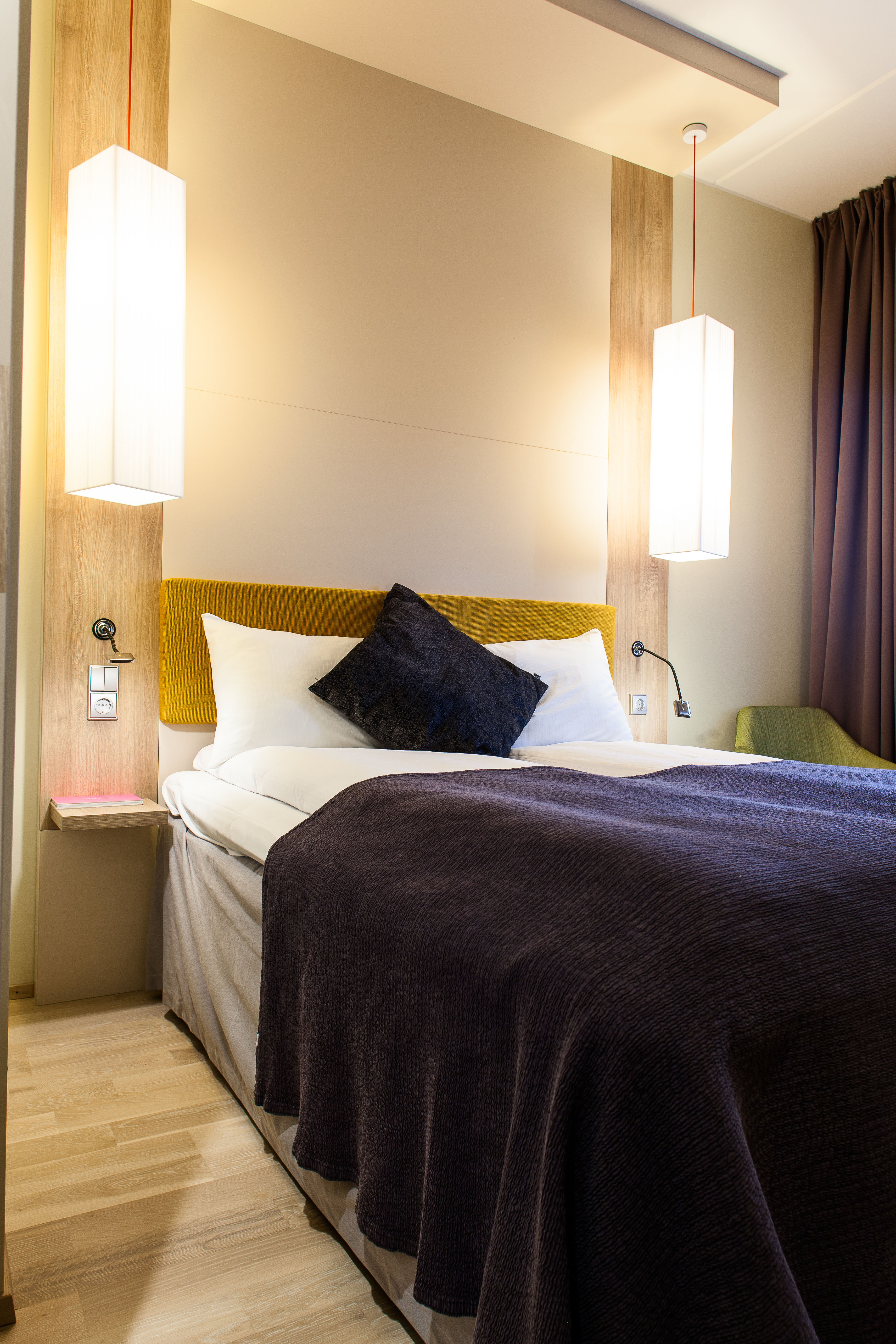 På hotellet finner vi også rom med mye innslag av tre og strategisk plasserte lyskilder.