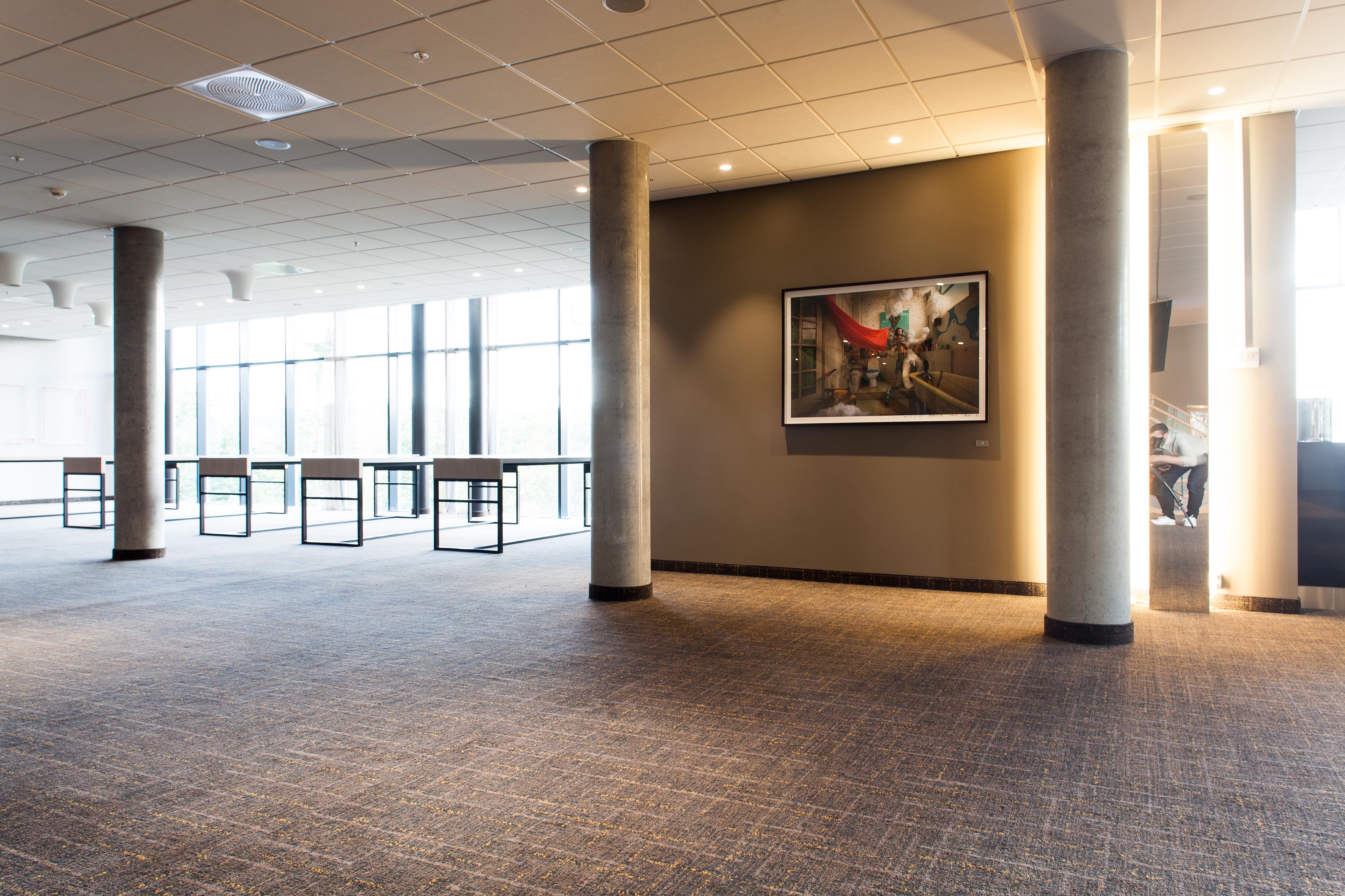 Over hele hotellet finner vi kunst på veggene fra eiernes private kunstsamling.