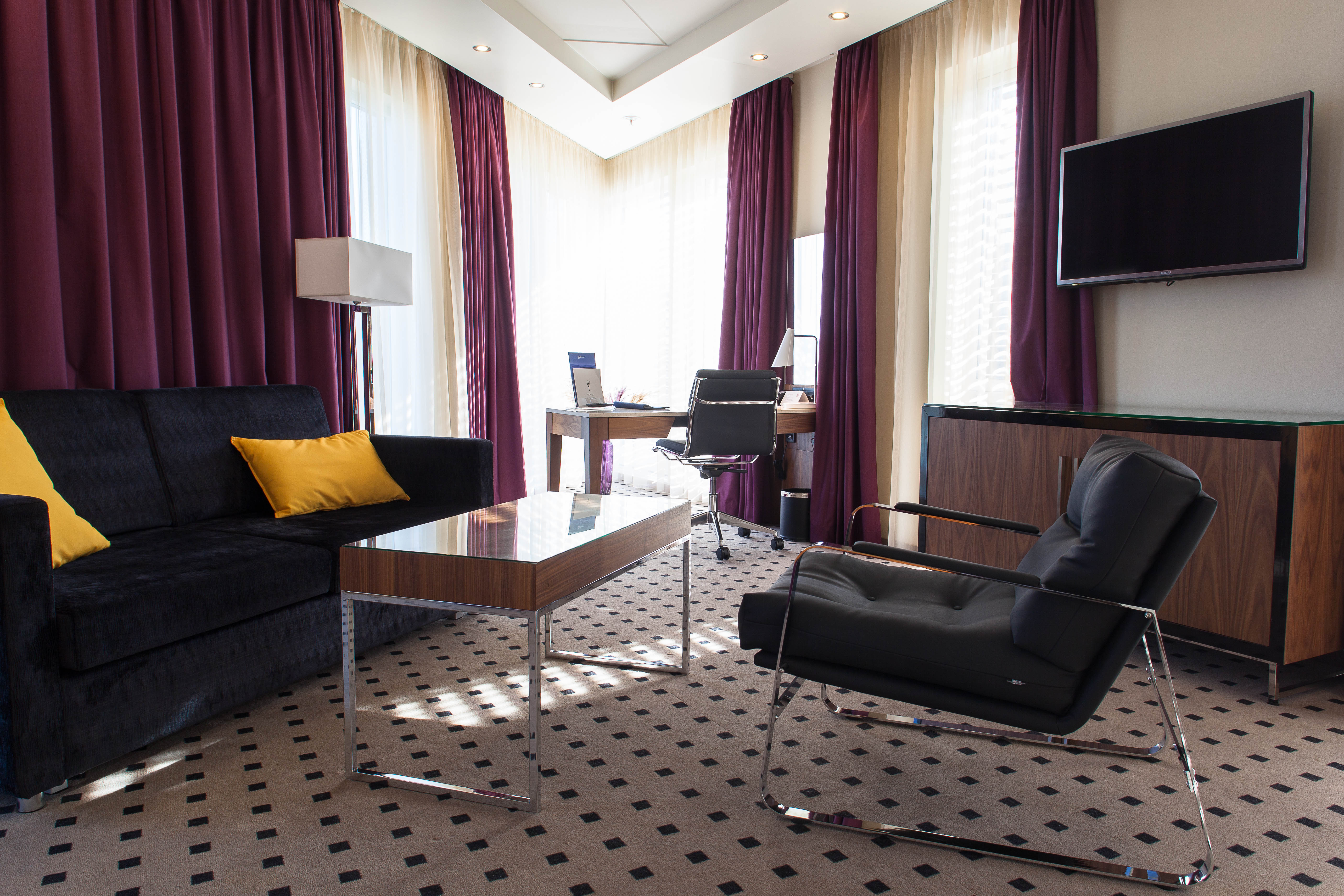 Hotellet er preget av et ønske om å gi gjestene assosiasjoner til naturen, derfor er det valgt en rekke farger med «jord-toner» for å skape trivelige, harmoniske interiører.