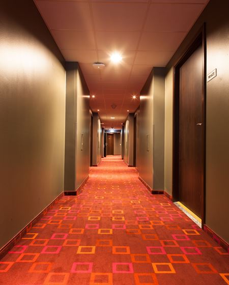 For å gjøre det lettere å orientere seg er det valgt ulike farger til korridorene i de ulike etasjene.