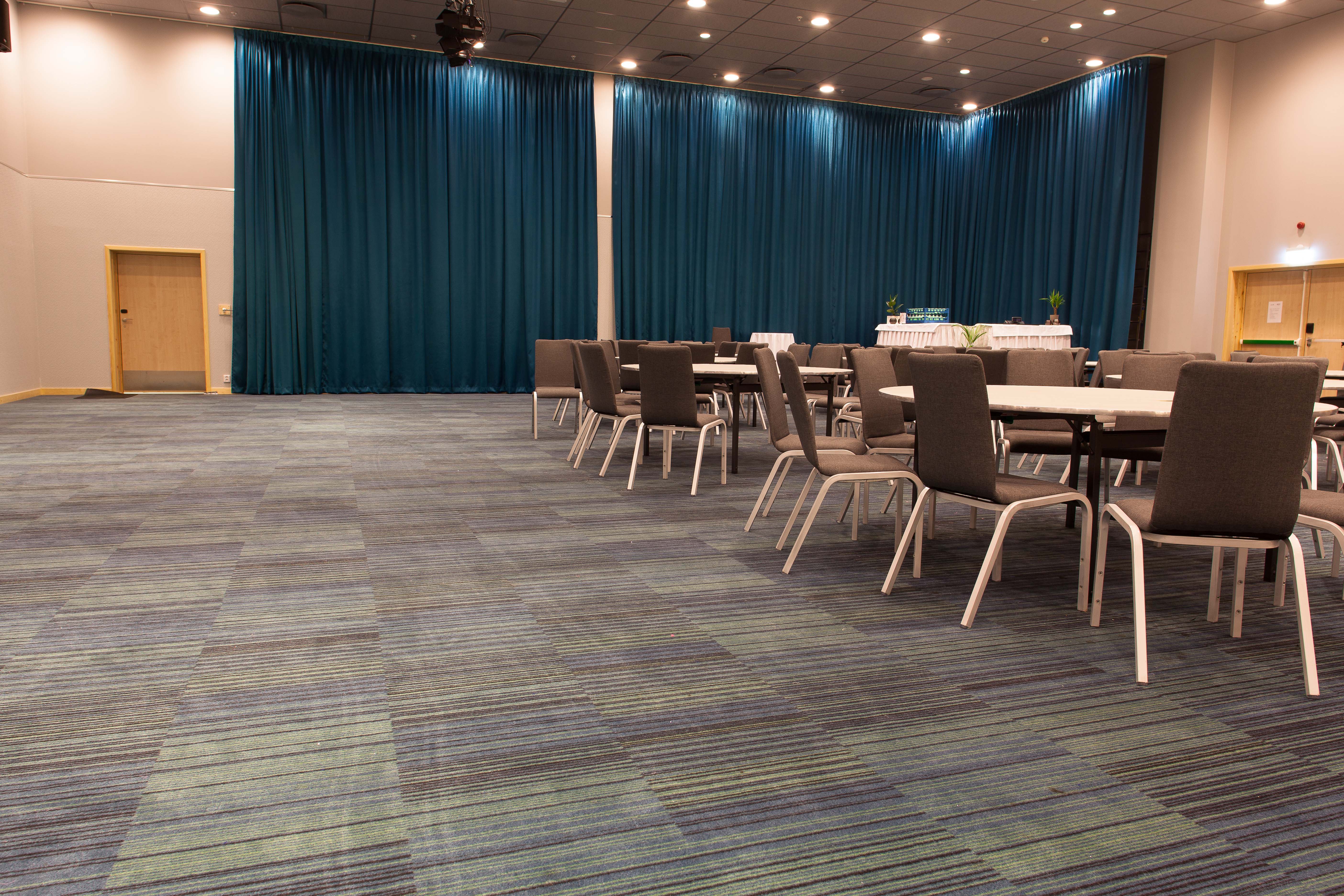 I konferanseavdelingens virkelige storsal er det lagt vekt på dempet fargebruk og optimale akustiske forhold. 