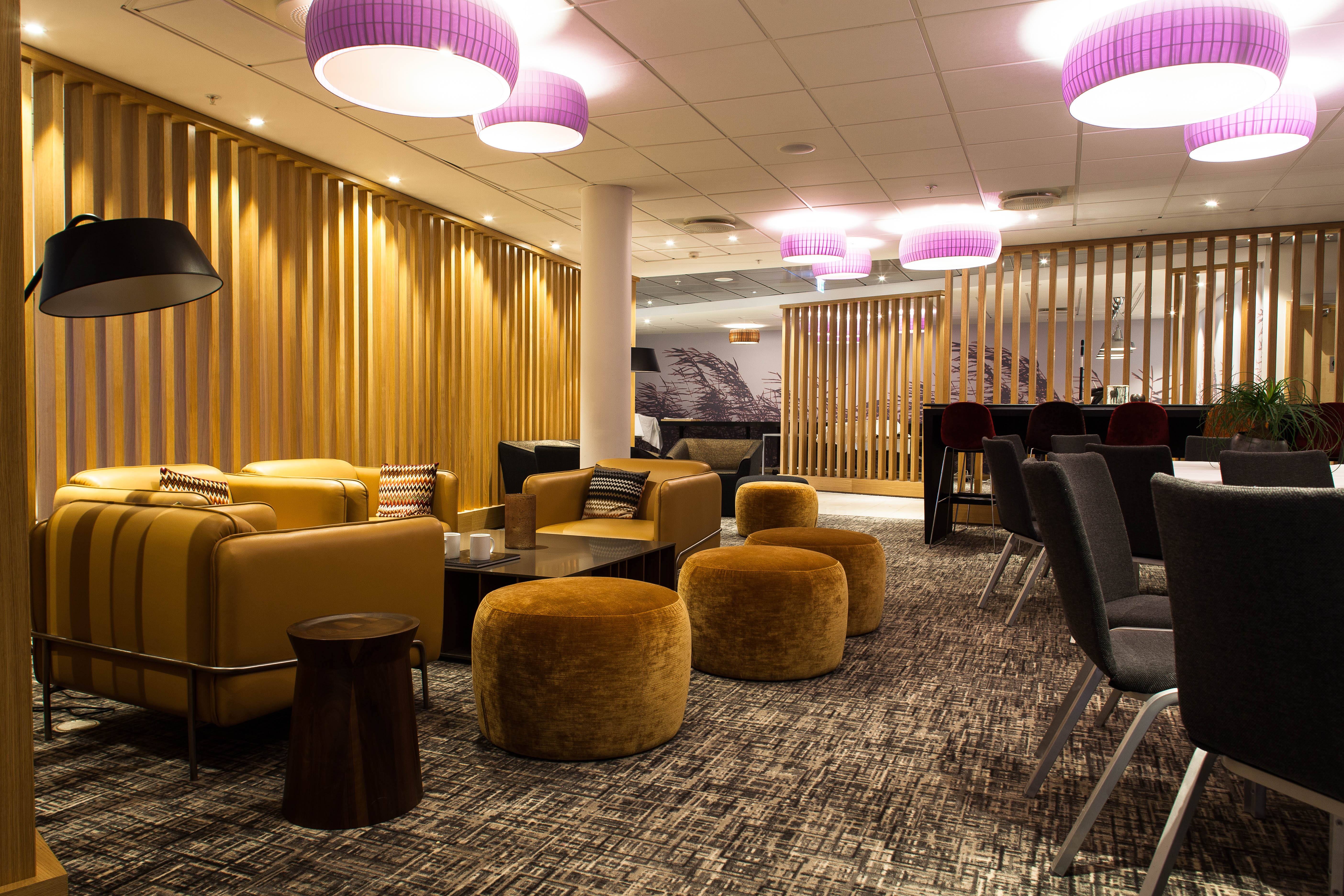 Sittegruppene i lobbyen, like ved baren, får også tankene til å gå til norsk natur, med spesialdesignet tapet med dekor av strå som blafrer i vinden i et skjær av lilla og oransje toner.