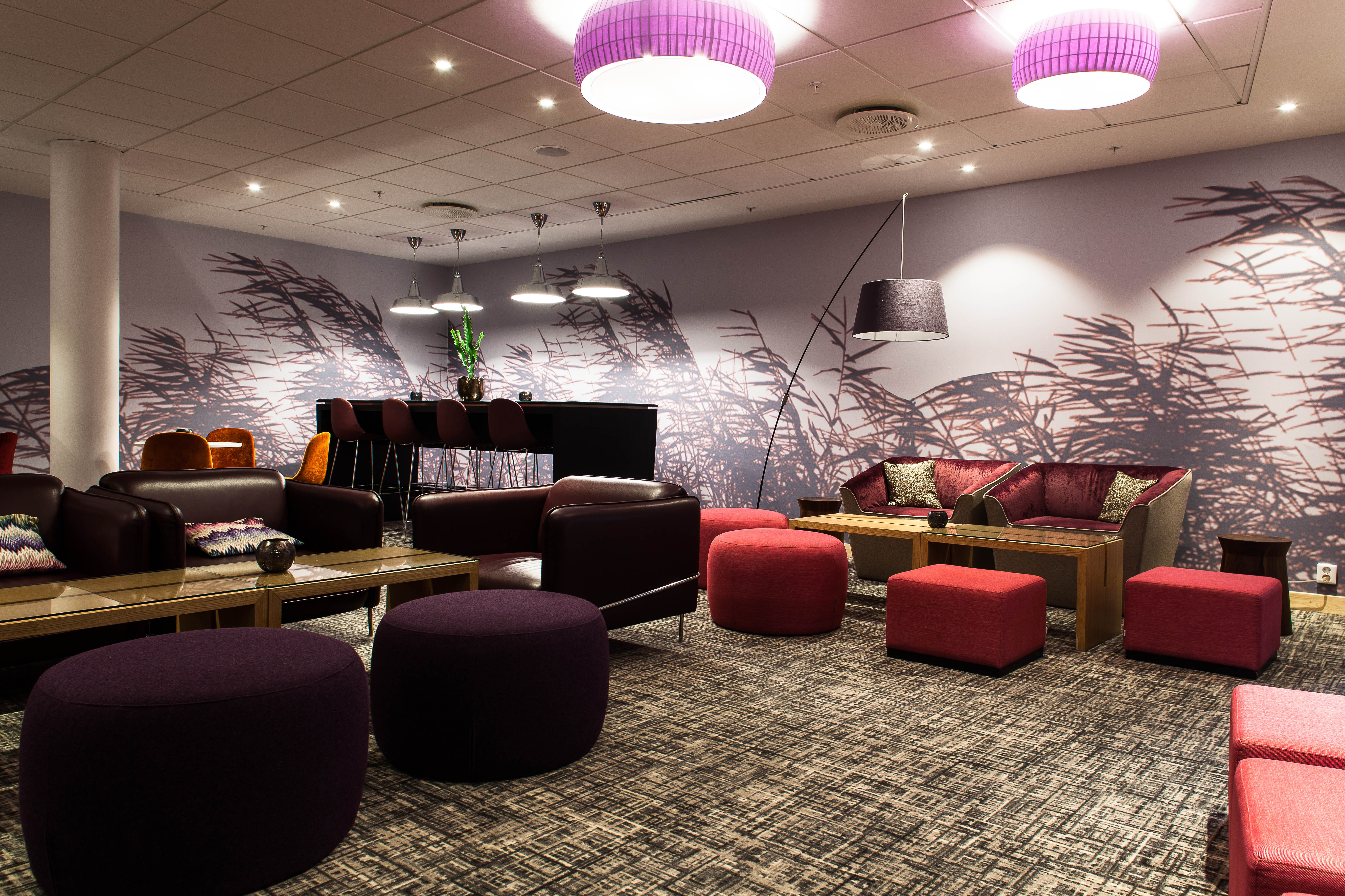 Sittegruppene i lobbyen, like ved baren, får også tankene til å gå til norsk natur, med spesialdesignet tapet med dekor av strå som blafrer i vinden i et skjær av lilla og oransje toner.