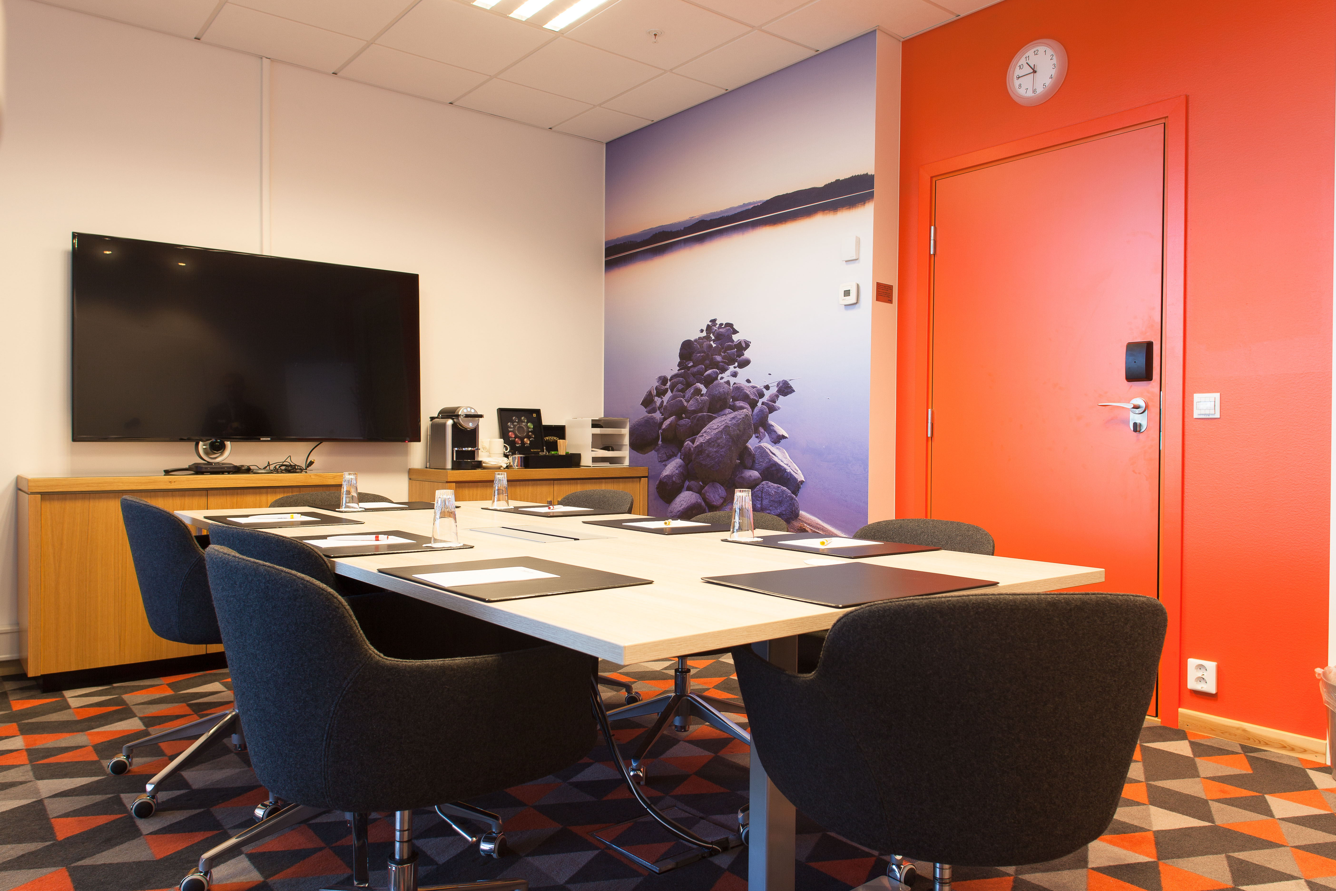 I tillegg til at møterommene preges av «sine» spesifikke farger, er interiørene myket opp med fototapet med motiver fra norsk natur.