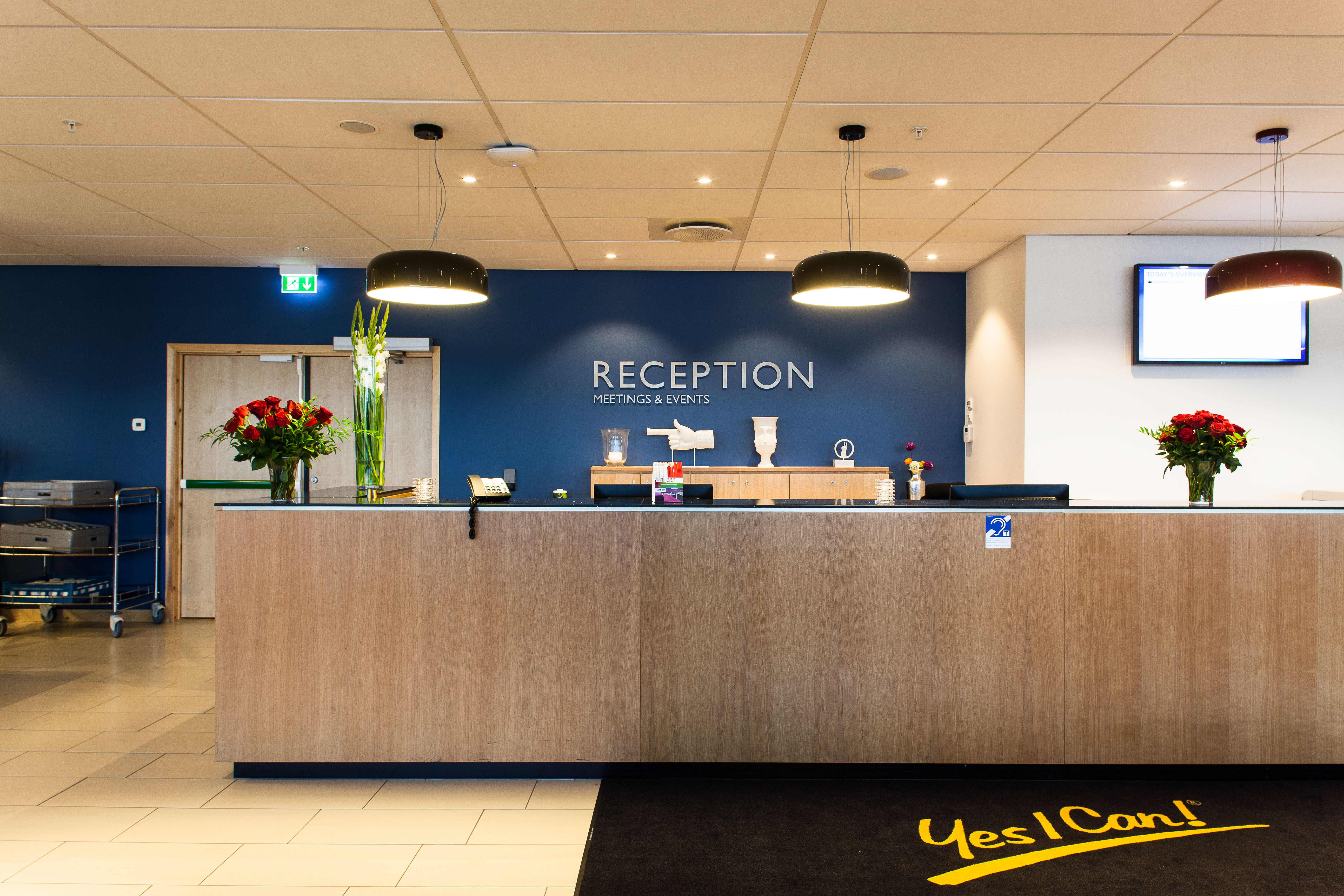 I resepsjonen til hotellenes felles konferanseavdeling er bakveggen holdt i den typiske Radisson Blu-blåfargen.