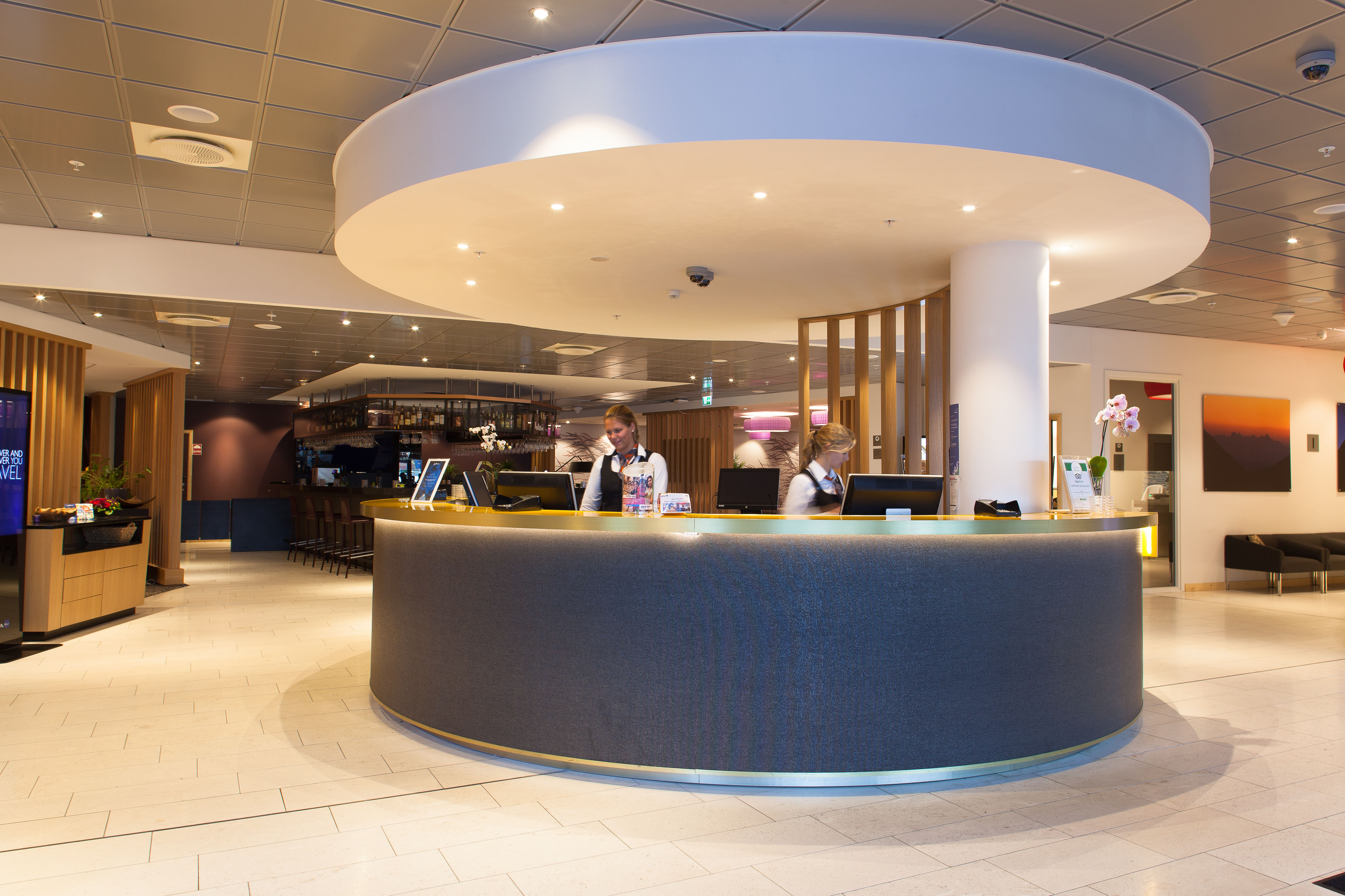 Blu og Park Inn har en felles respsjon som ligger sentralt plasser mellom de to fløyene og fungere som et midtpunkt for at areal preget av stein, metall og tre.