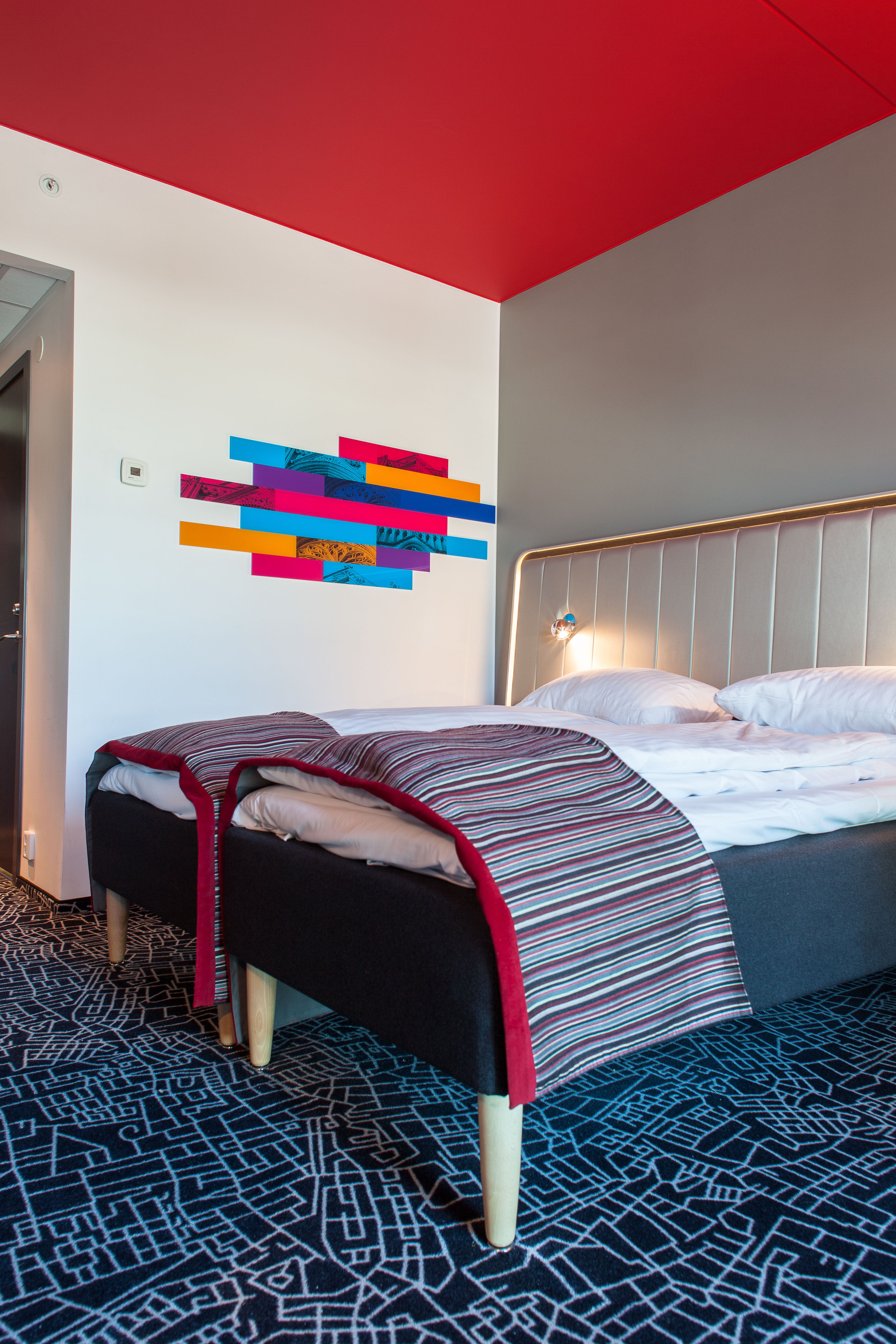 Om en vil ha lune trivelige rom, er det ikke mangel på spennende fargevalg, både til veggdekor og til tak og gulv.