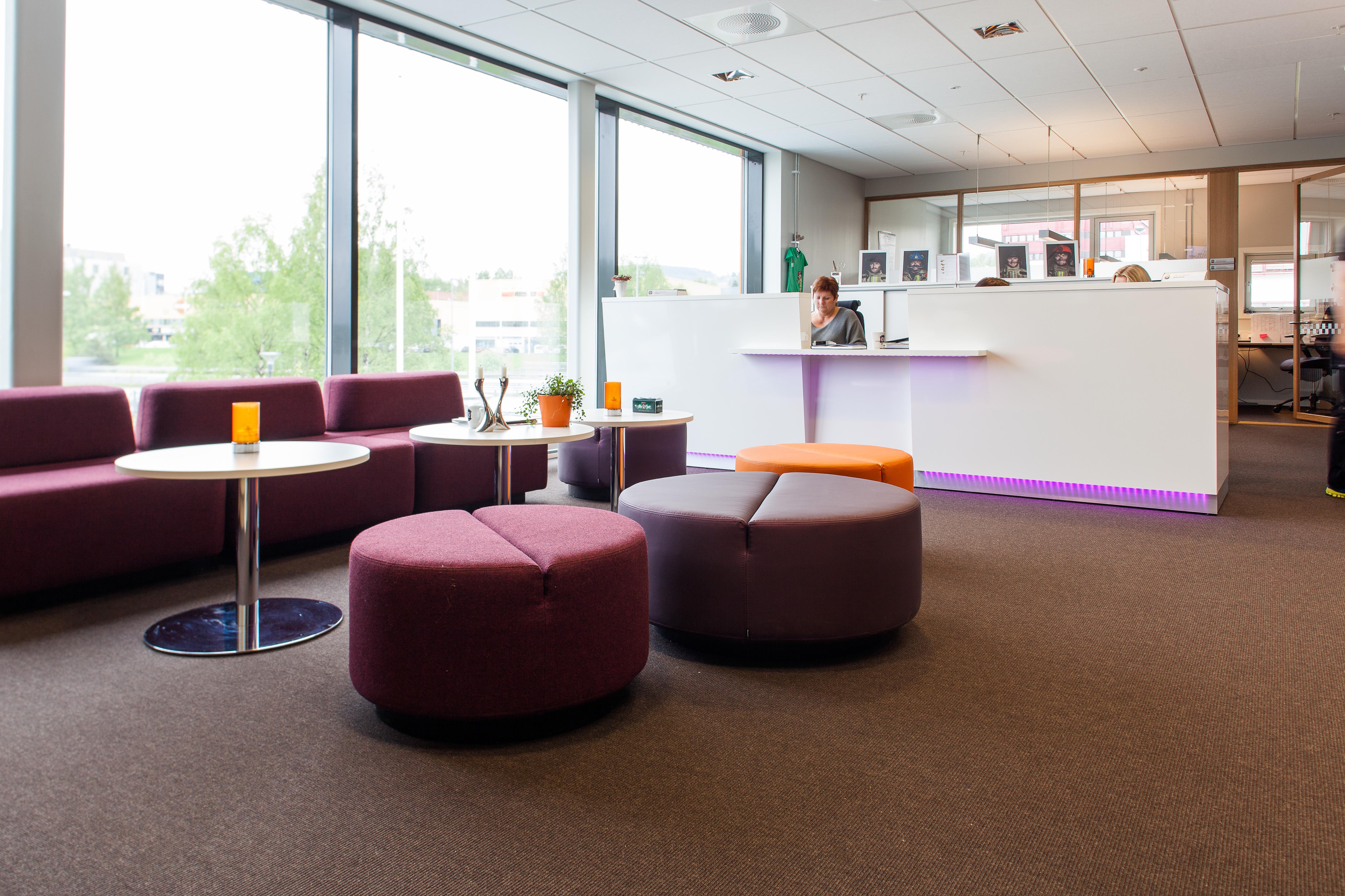 Også resepsjonen i dette bygget har fått sin andel av fargerike elementer, og dagslyset kan ingen klage på.