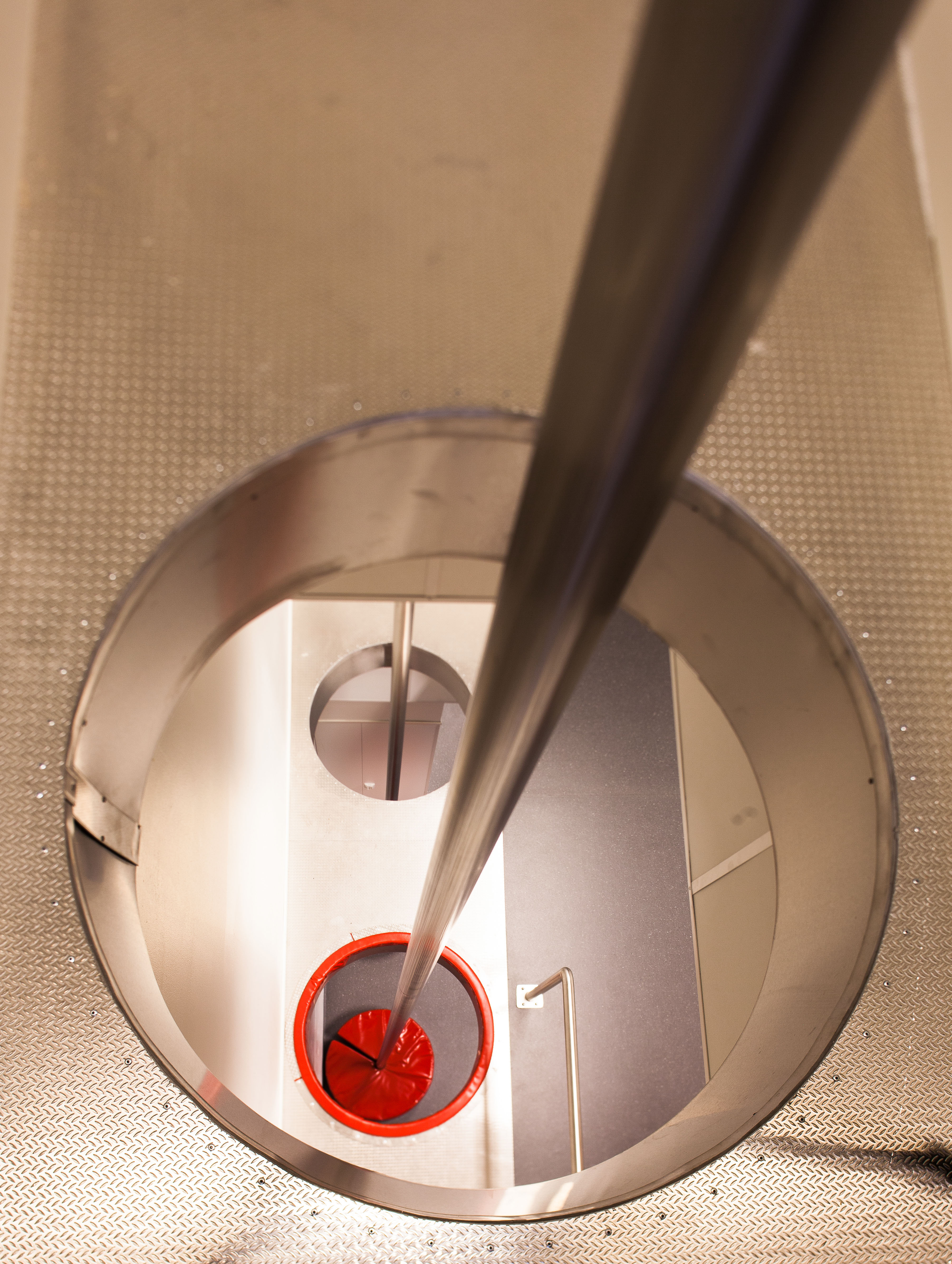 Glidestangen på 7 meter fører direkte ned til grovgarderoben ved vognhallen. Under utrykning teller hvert sekund.