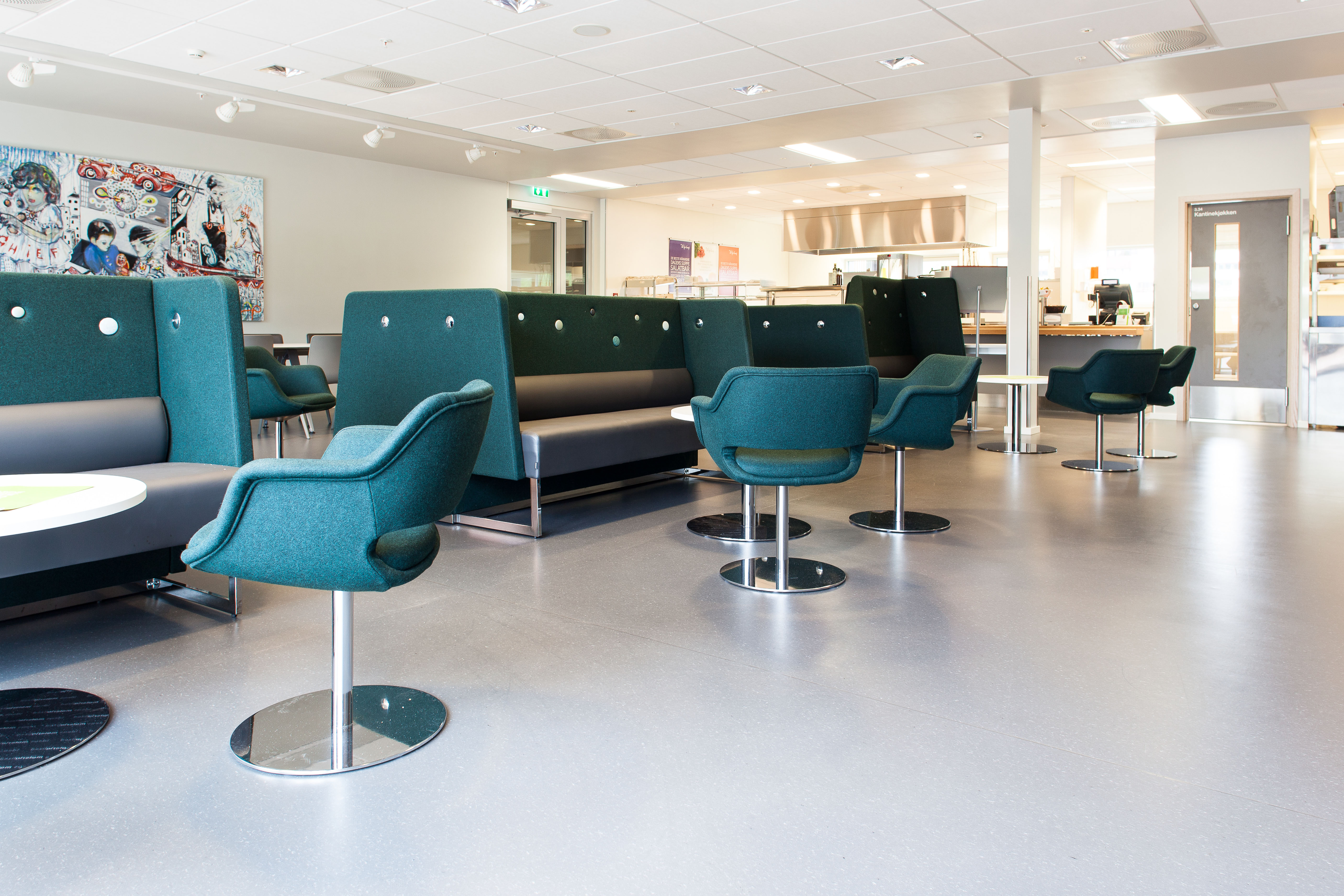 Den romslige kantinen er dekorert med et absolutt relevant kunstnerisk innslag.