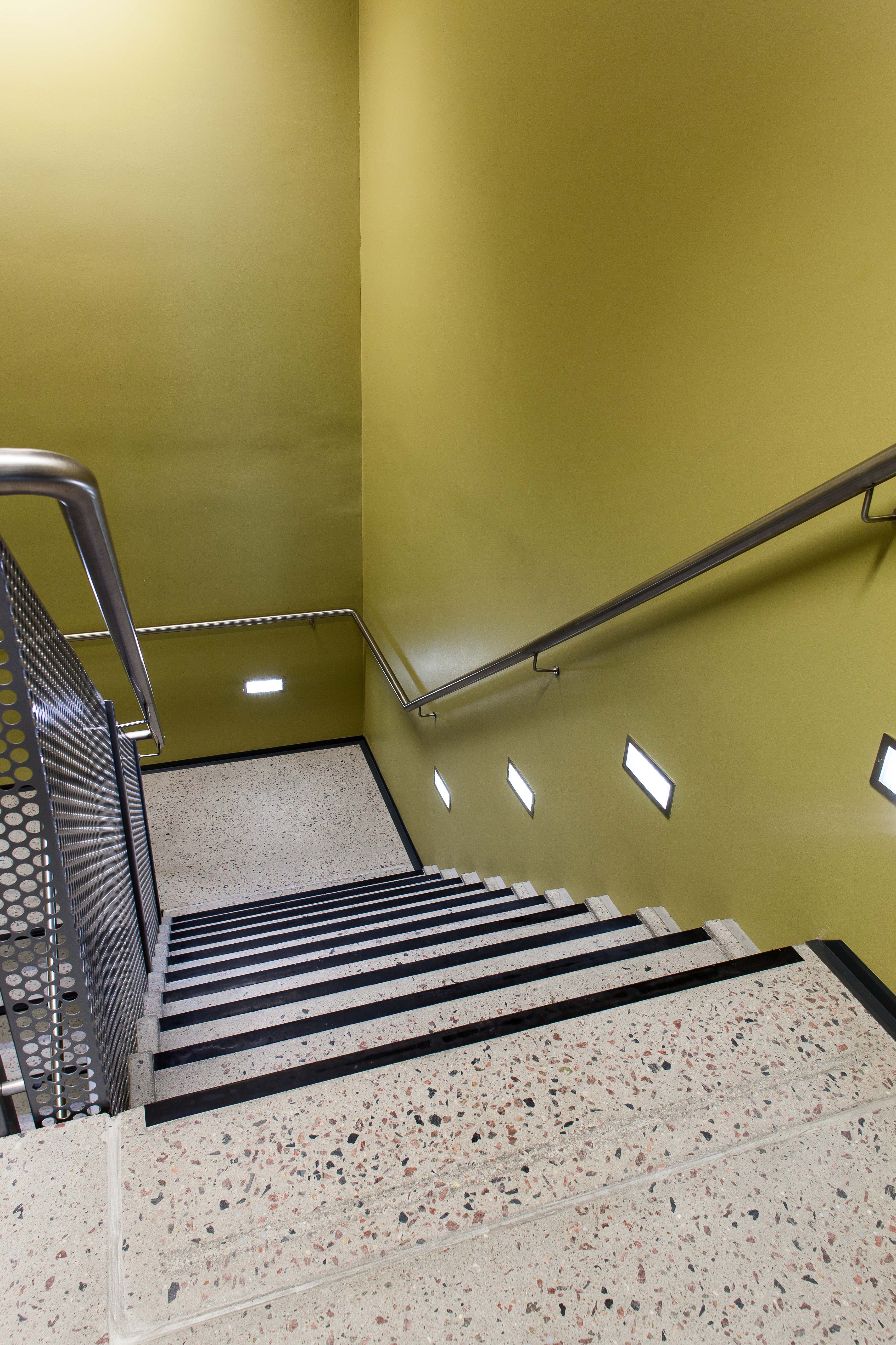 Til malernes store glede fikk de boltre seg med sterke farger, selv i trappehuset.