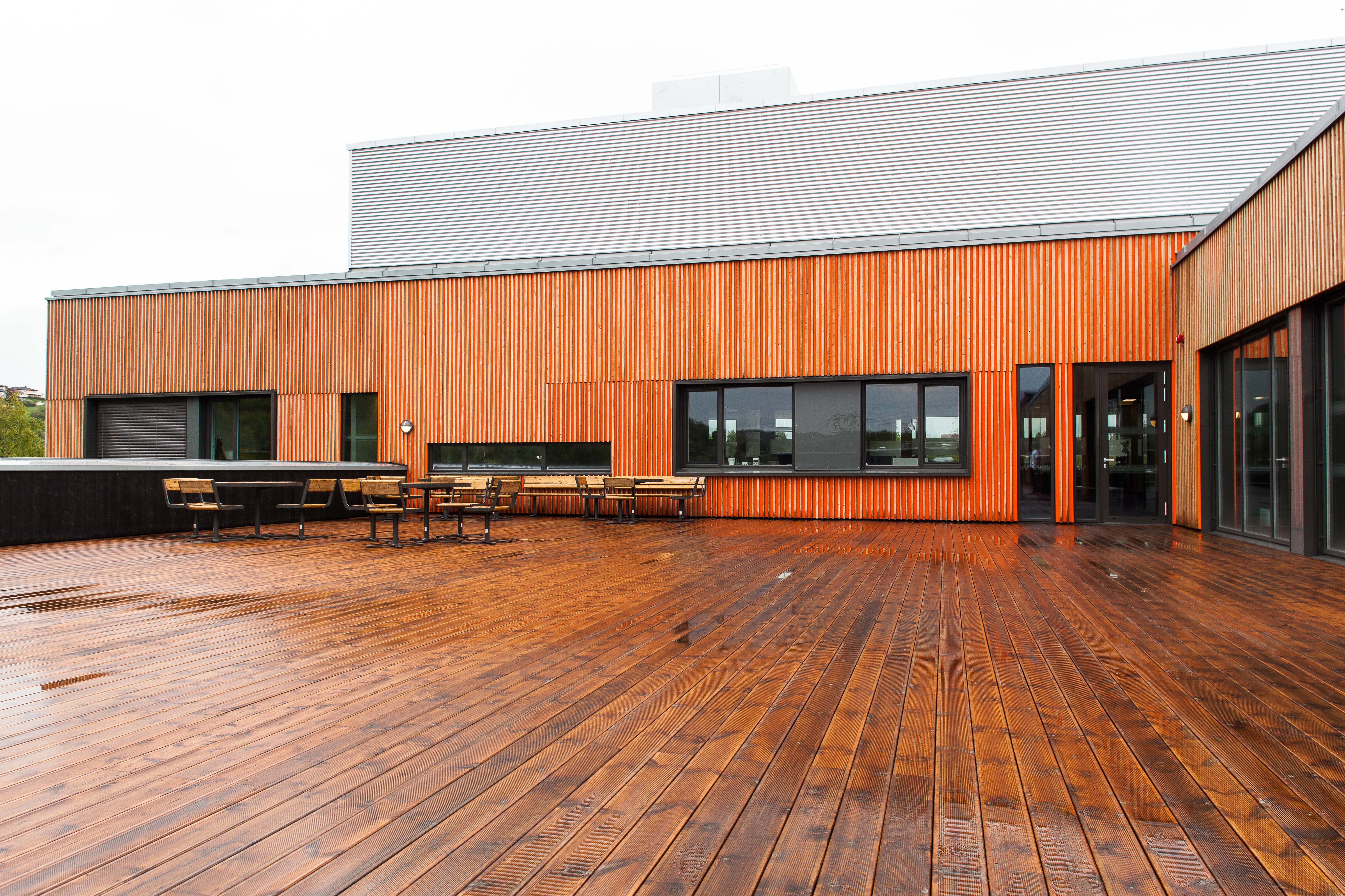 Uterommet er dekorert med malt panel hvor det er montert impregnerte lekter utenpå. Det gir en illusjon av ubehandlet tre, sett fra siden.