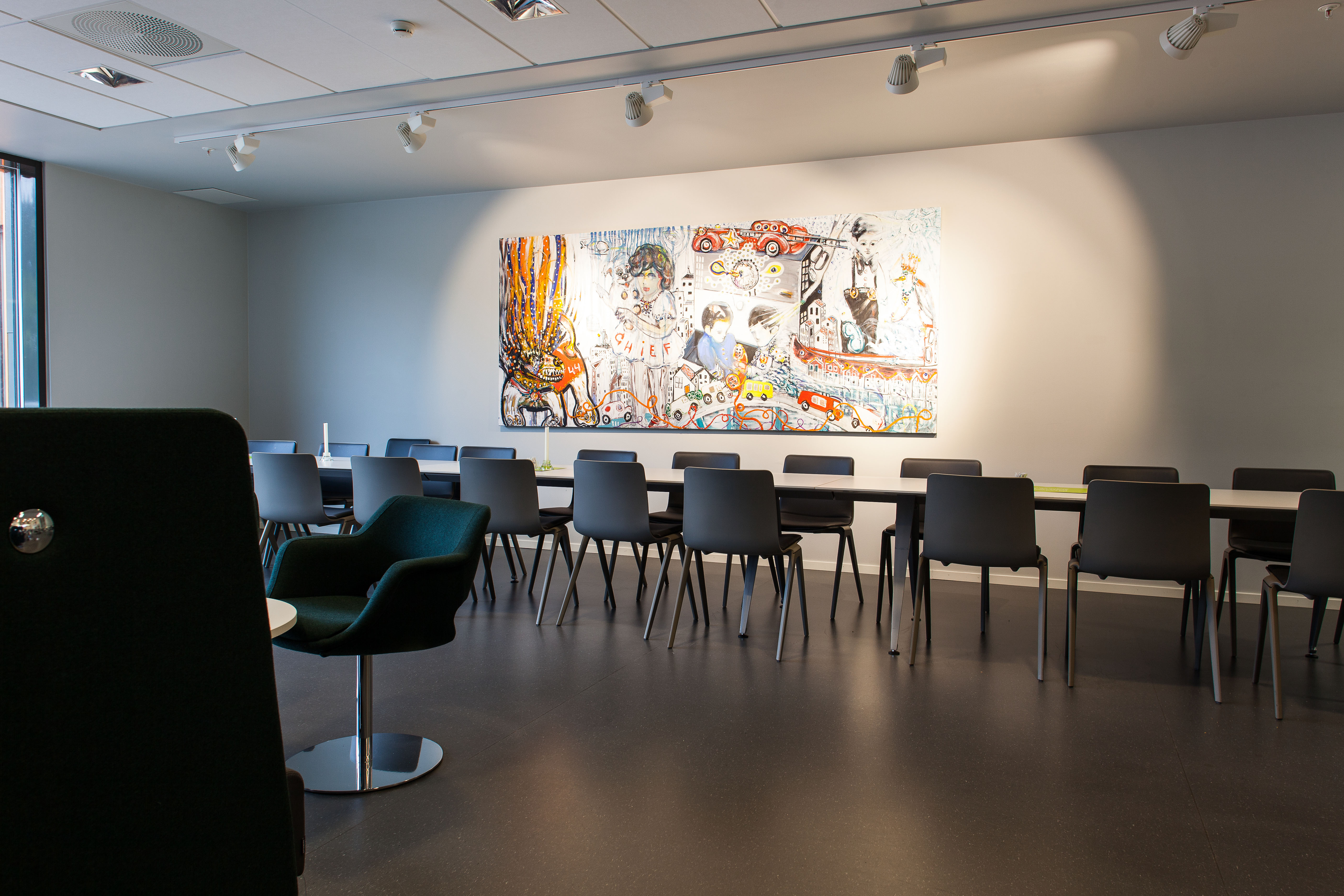 Den romslige kantinen er dekorert med et absolutt relevant kunstnerisk innslag.