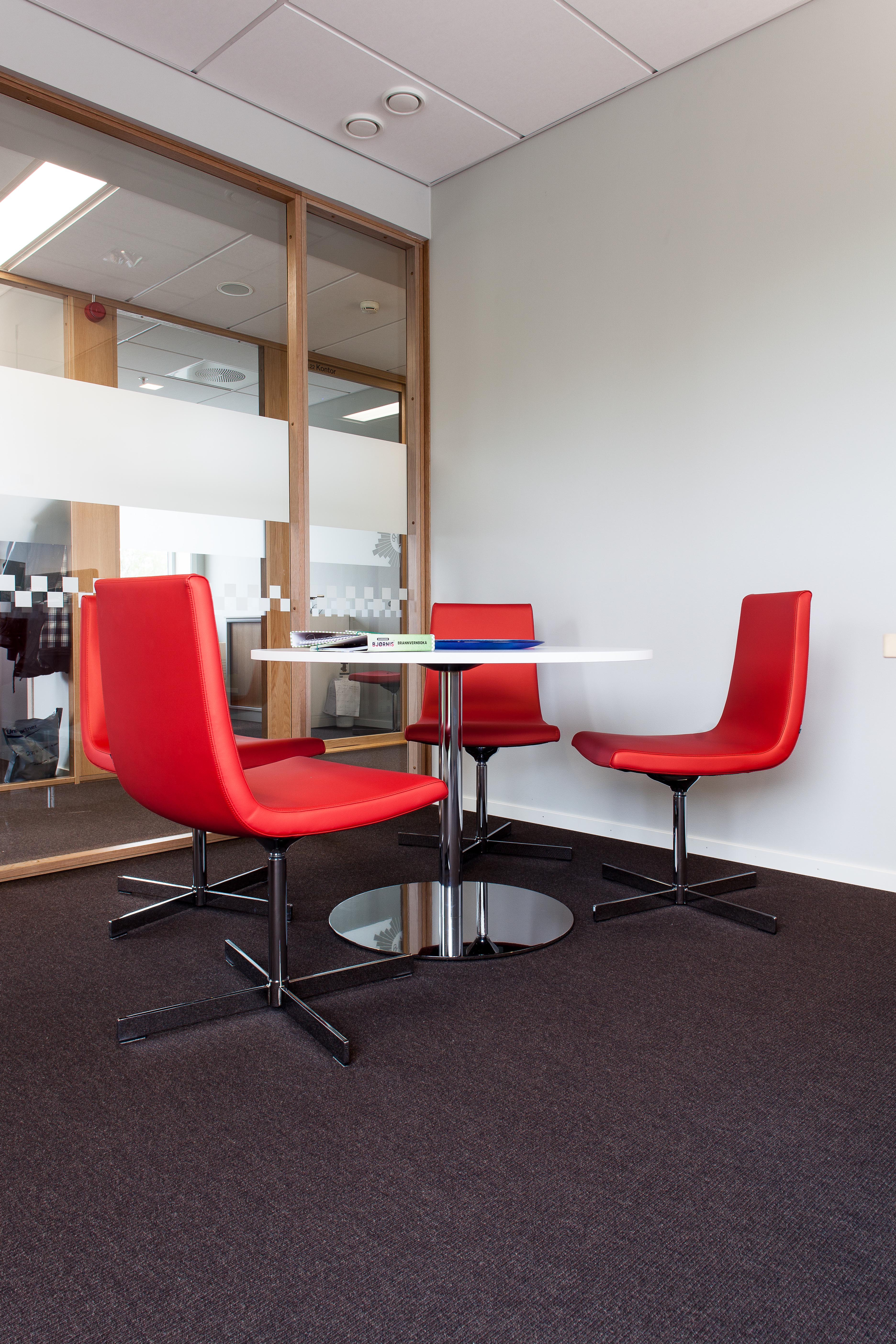 Brannsjefens kontor er naturlig nok innredet med mulighet for mindre møter og samtaler.