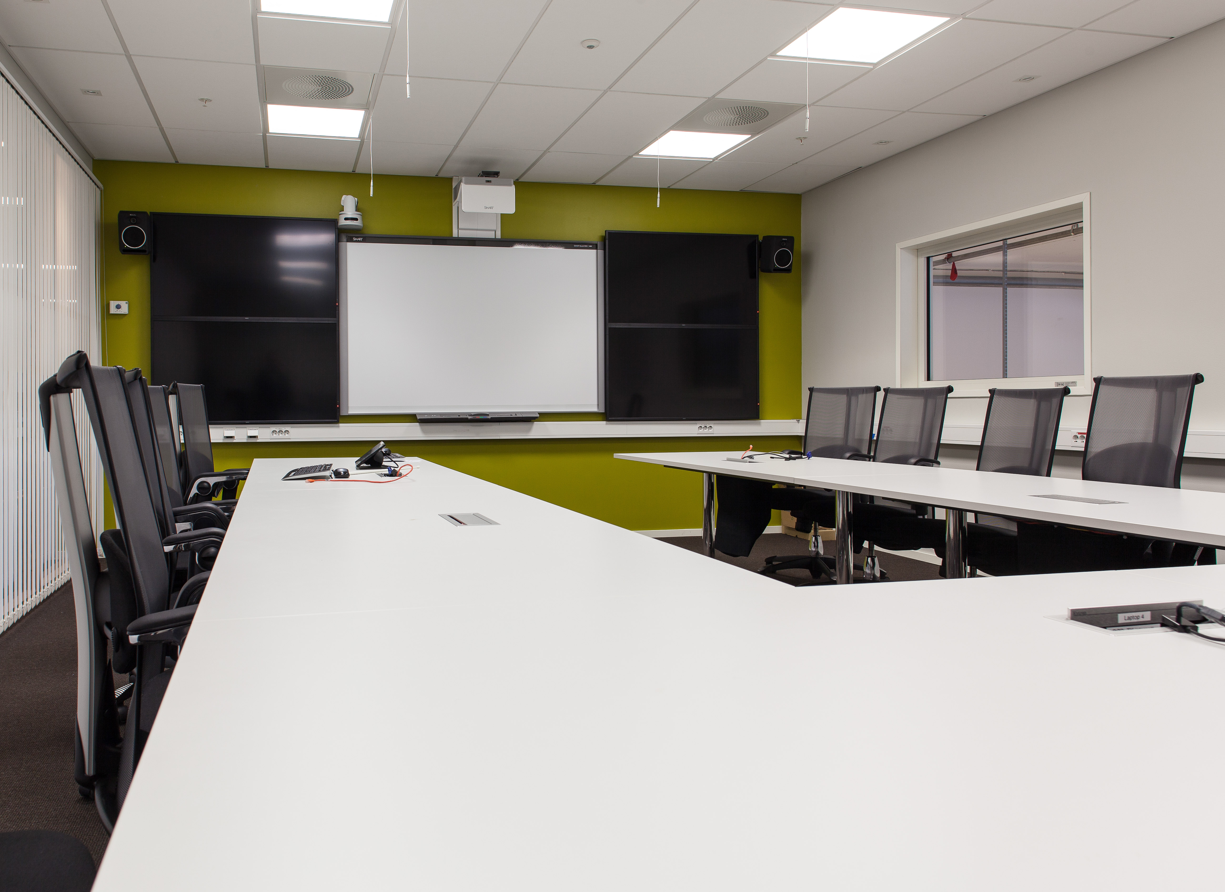 Eget rom for briefing er viktig på en brannstasjon.