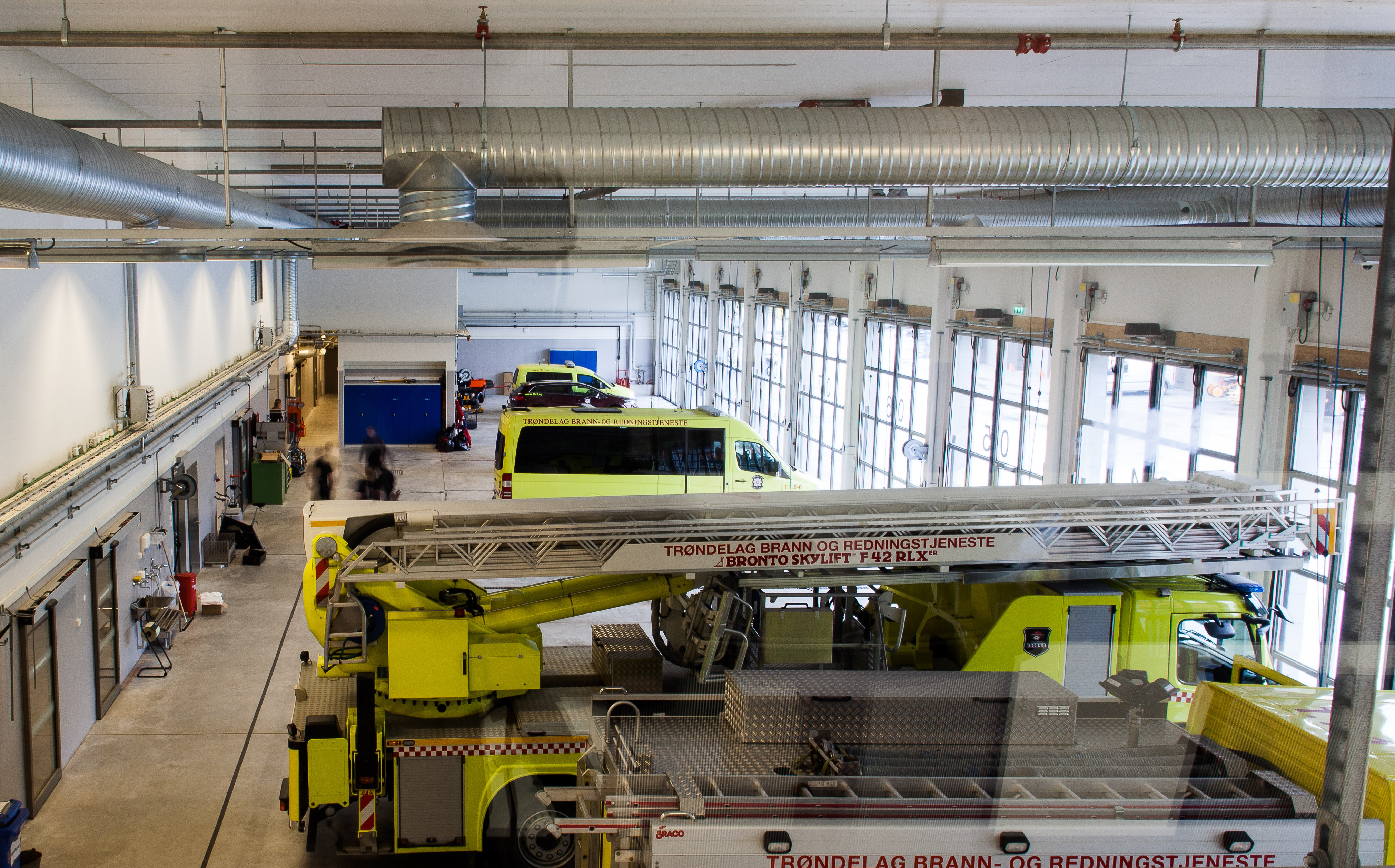 Vognhallen er bygget etter alle kunstens regler for rask utrykning og for vedlikehold av biler og utstyr.
