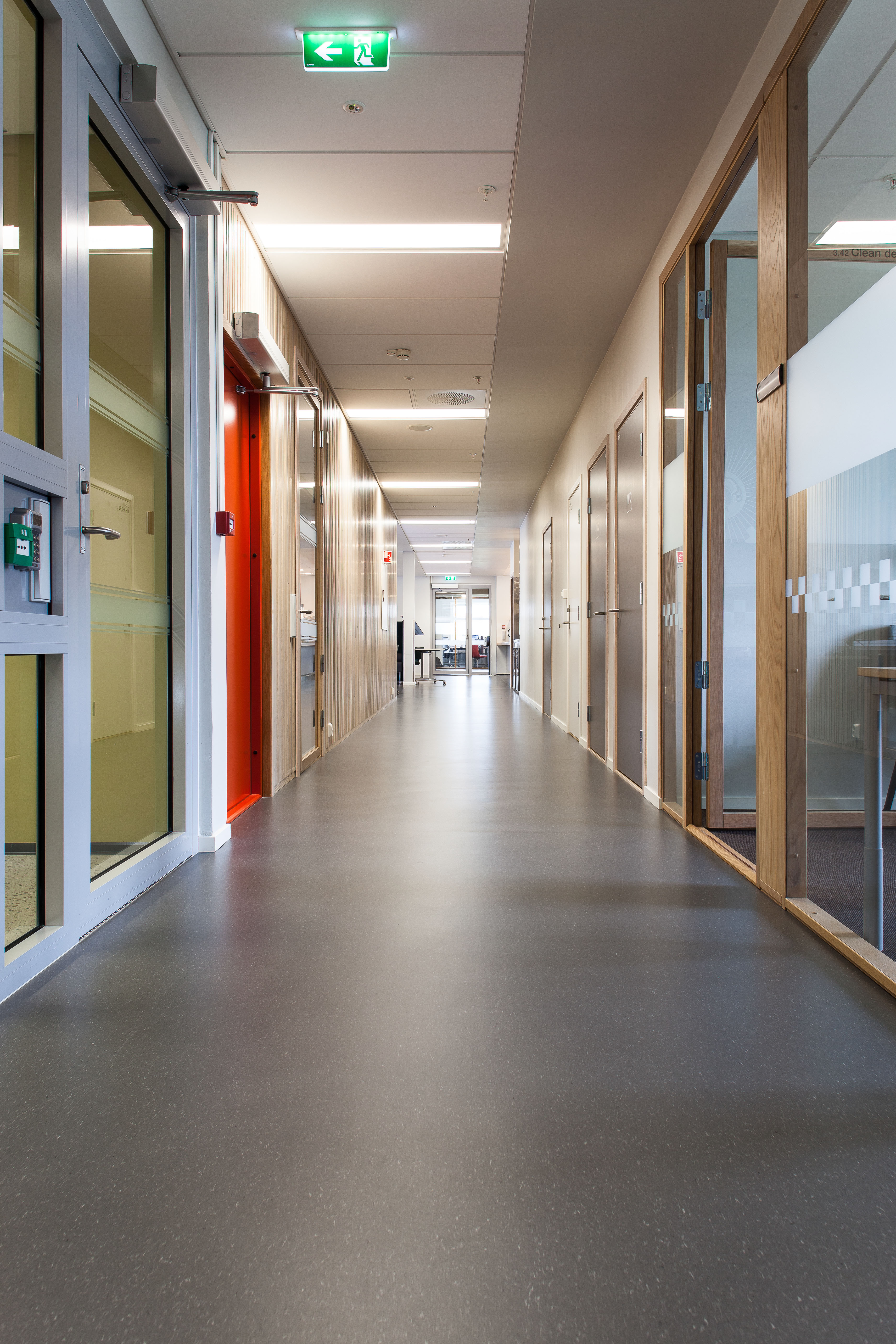 Sluppen brannstasjon er blitt en fargerik opplevelse, og fargene har sin funksjon.  Her er det døren ut til «brannmannsstangen» som er tydelig markert i en kontrasterende farge.