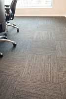 Teppefliser gjør underverker med akustikken og gulvet blir virkelig dekorativt når flisene legges i sjakkbrettmønster.  