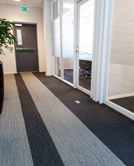 Teppefliser gir deg muligheten til å skape ditt eget særegne gulv ved å kombinere ulike fargenyanser.