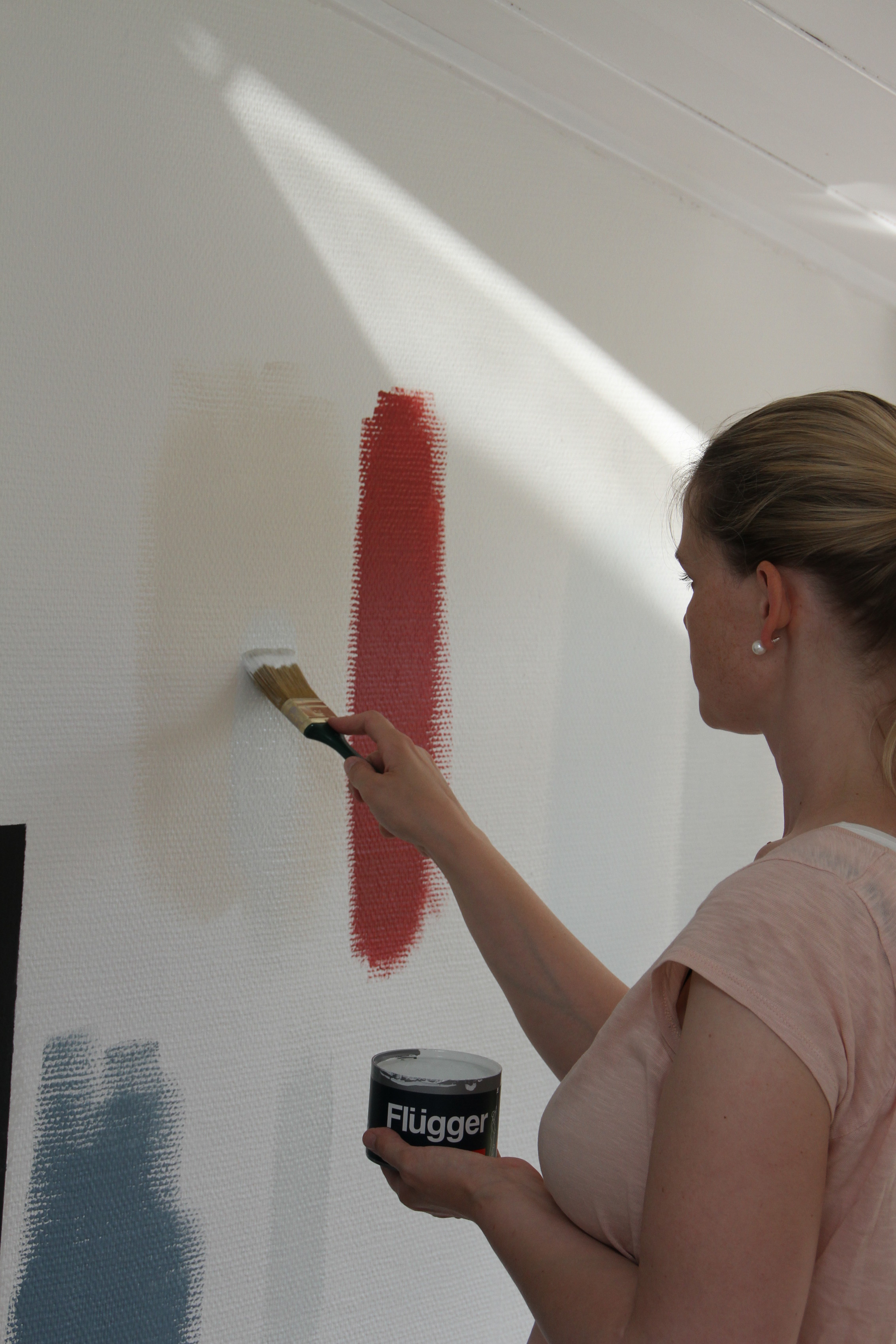 Det er lett å bli lurt av fargen i butikken. Ekspertenes råd er å prøvemale før du velger din farge. 