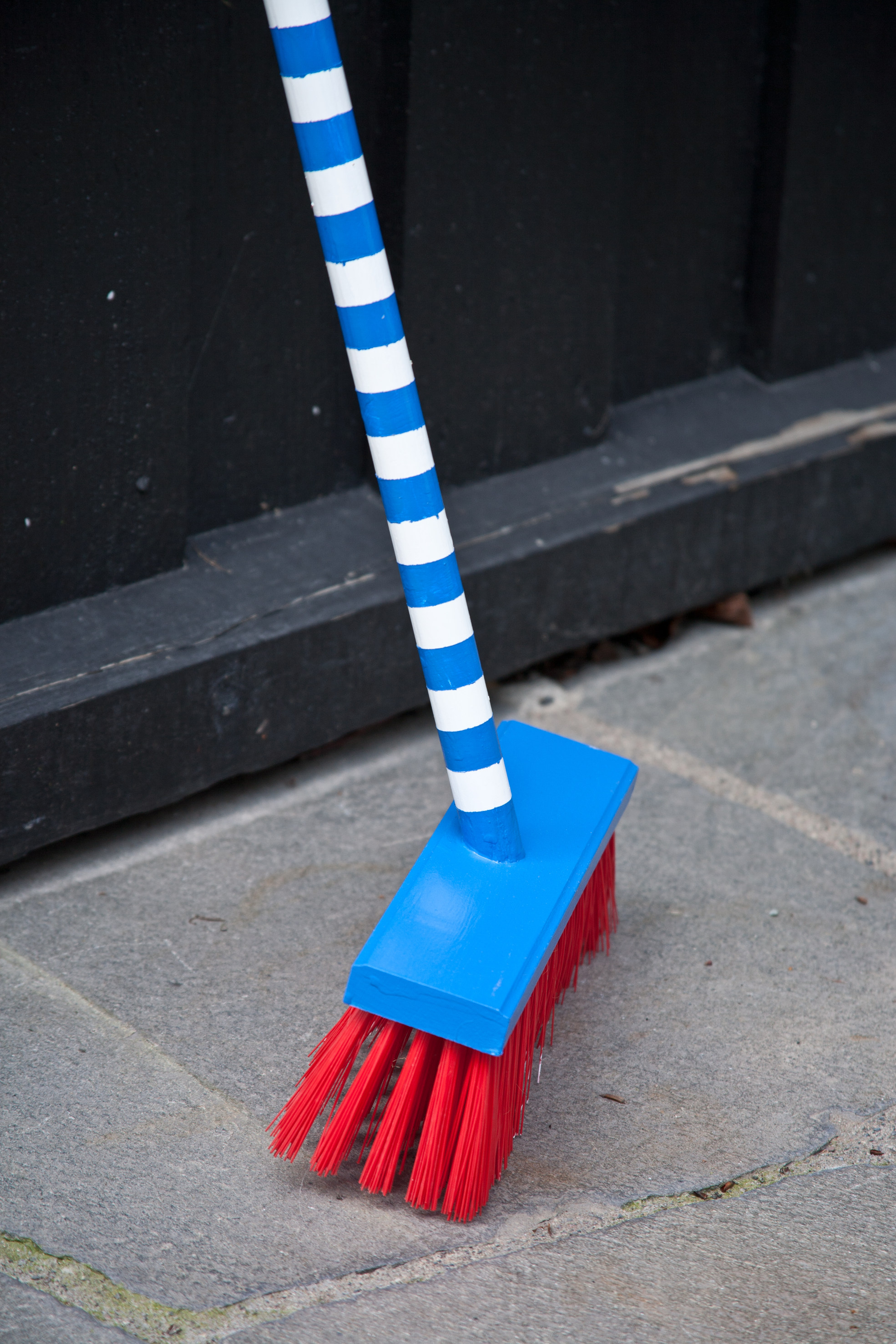 PRYD: En kost i rødt, hvitt og blått tar seg godt ut foran boligen, både til nasjonaldagen og ellers i året. Her er det brukt kost fra Jordan og maling fra Nordsjö. (Foto: Mari Rosenberg/ifi.no)