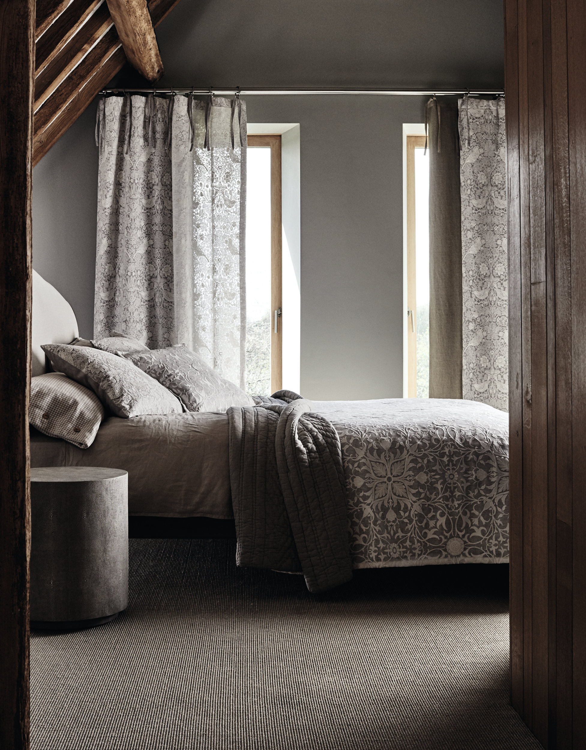 BLENDING: Med gardiner styrer du hvor mørkt du vil ha det på soverommet når du sover. (Foto: INTAG)