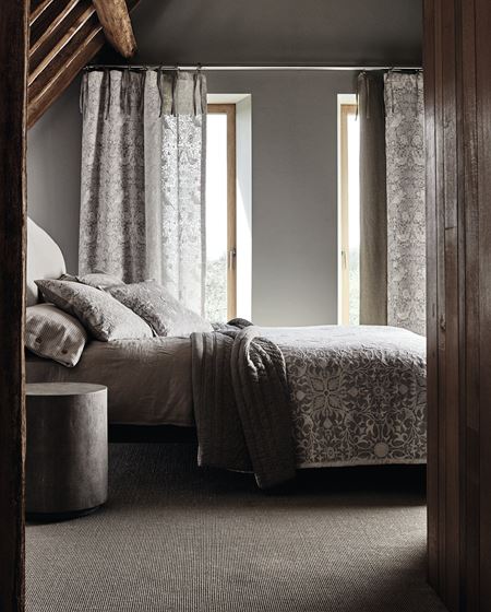 BLENDING: Med gardiner styrer du hvor mørkt du vil ha det på soverommet når du sover. (Foto: INTAG)