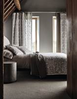 <b>BLENDING:</b> Med gardiner styrer du hvor mørkt du vil ha det på soverommet når du sover. (Foto: INTAG)