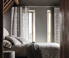 KNYTEBÅND: I dette soverommet med tekstil fra William Morris er gardinene sydd med bånd og knytt til ringene på gardinstangen. Tekstilet føres av INTAG.
