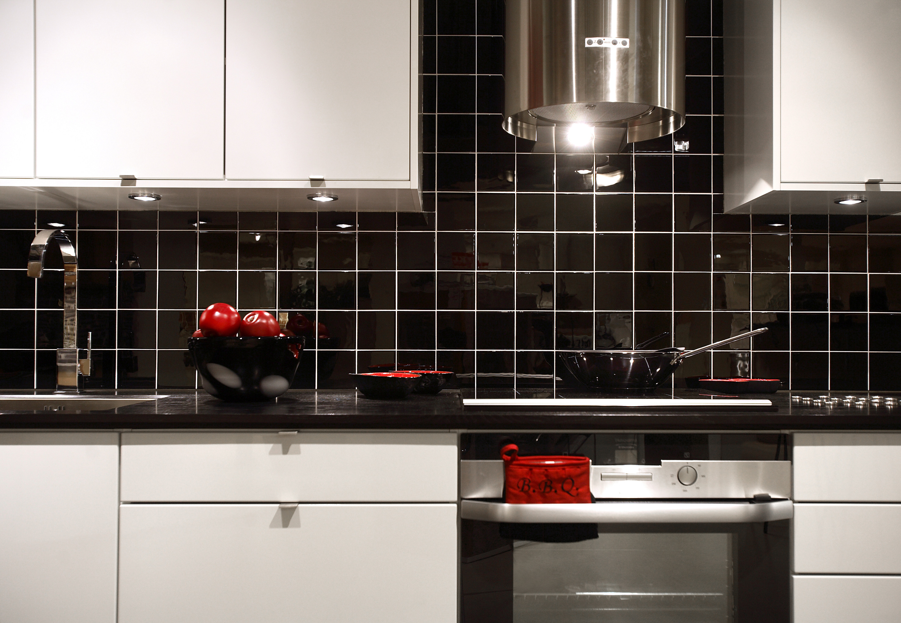 Sprutsonen på kjøkkenet får gjennomgå. Matfett og vannsøl gjør at halvmeteren trenger en vask daglig. Fliser fra Golvabia.