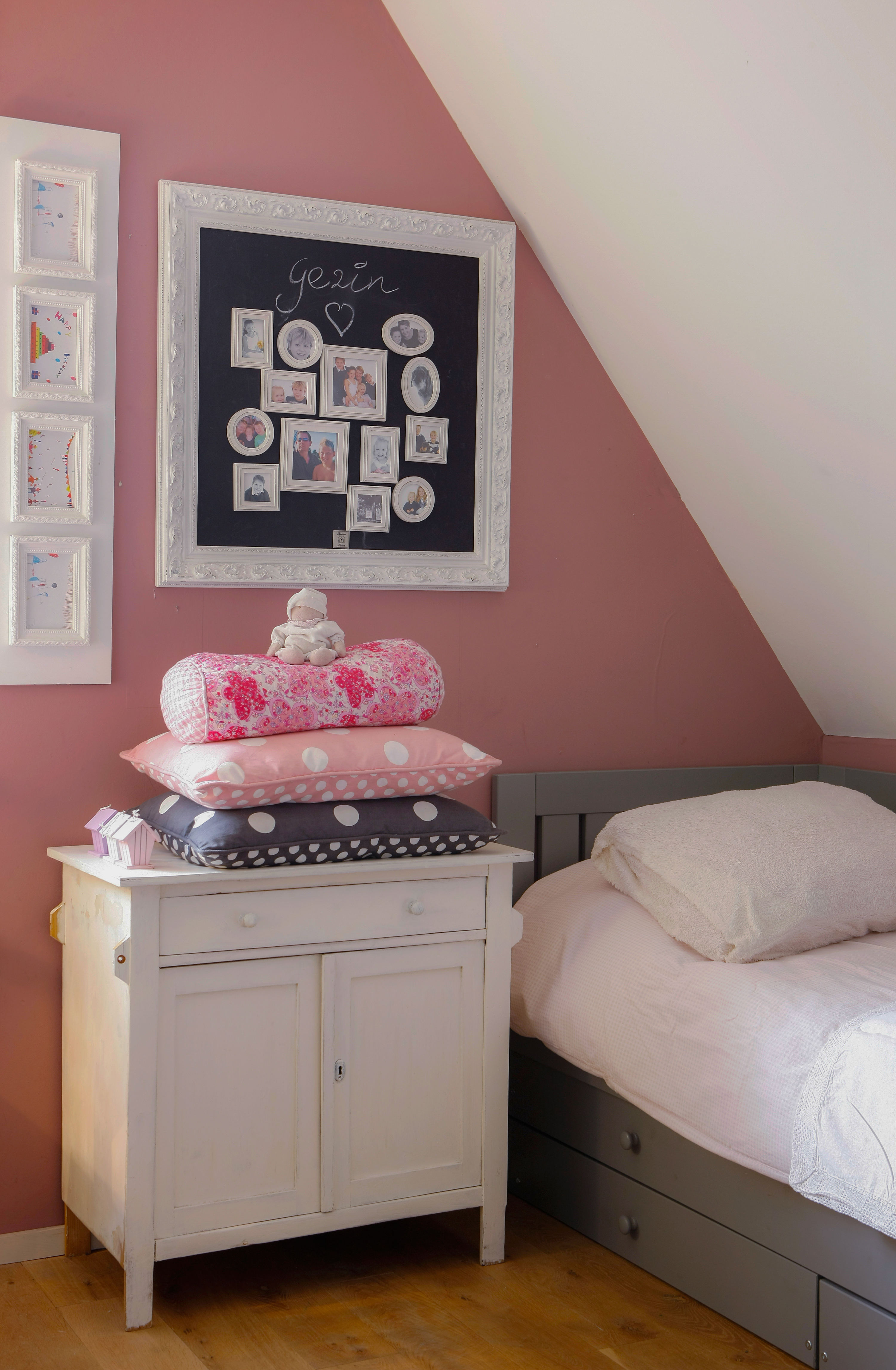 Det går aller mest av grått, men det er likevel en økt bruk av farger. Denne fargen heter Old Rose.