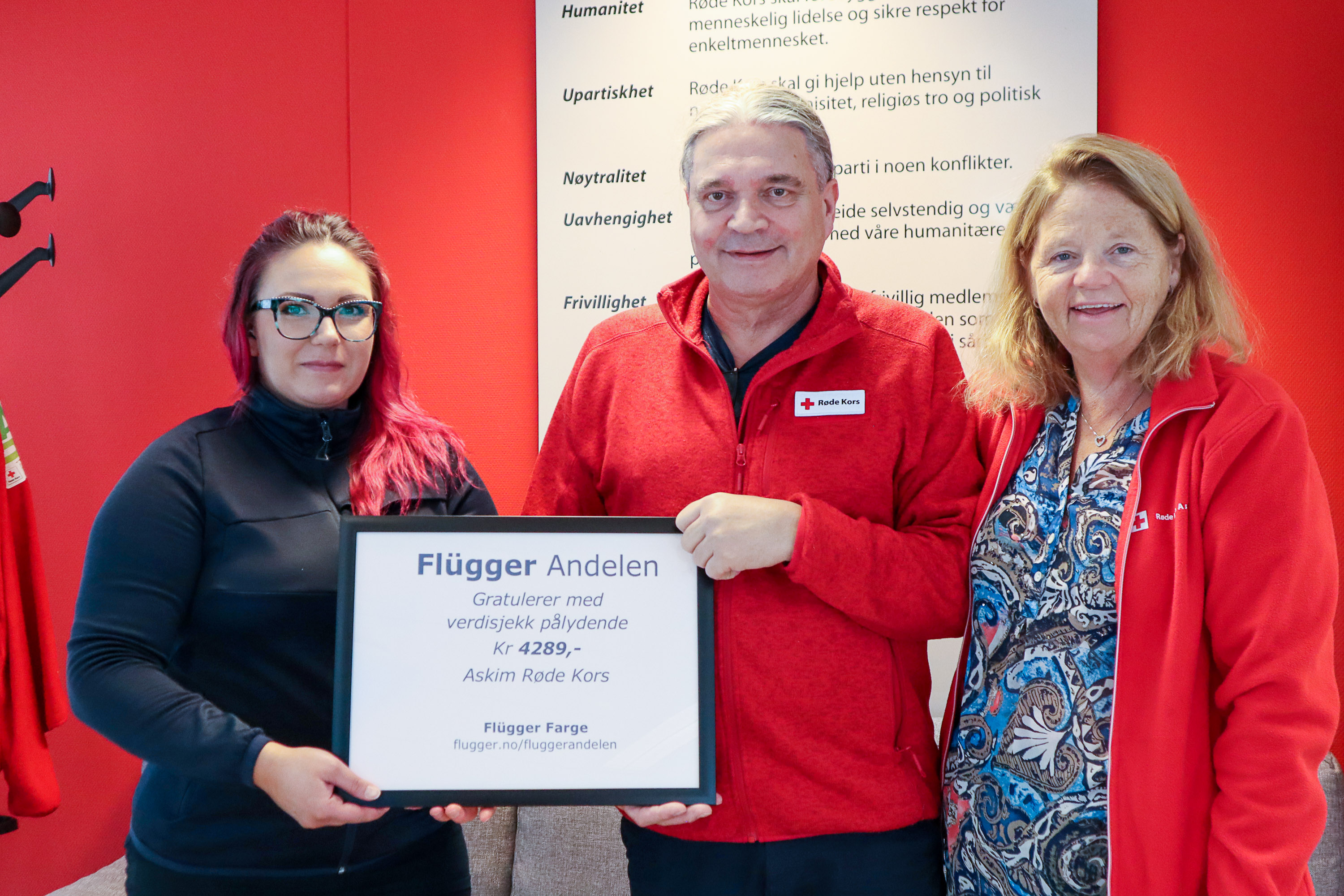  Emmelie Bohl-Vaz og Steffen Eide overleverer bonusstøtte til Kim Anthony og Pernille Backer Lemming 