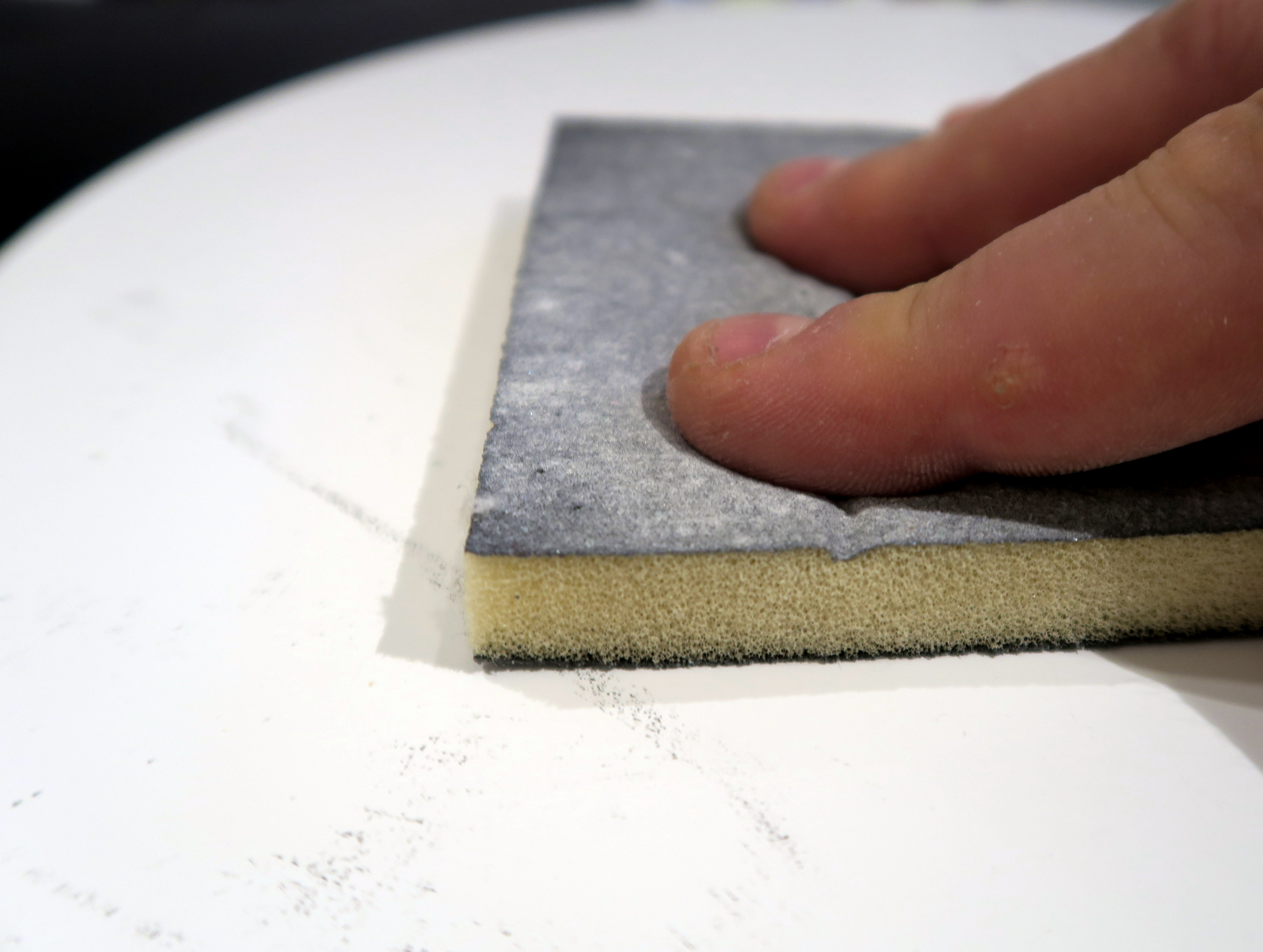 PUSS: Puss krakken med en slipepad.