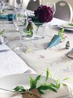 <b>LØPER:</b> En løper av tapet er dekorativt på bordet, og kan brukes om igjen som bordbrikker hvis det søles på den.