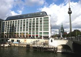 Radisson SAS Hotel ved elva Spree og TV-tårnet ved Alexander Platz i bakgrunnen.