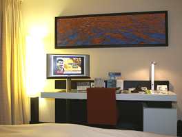 Et standard hotellrom med LCD flatscreen, kaffe- og temaskin, buksepress, high-speed internet-tilgang og bollelignende servant på badet. 