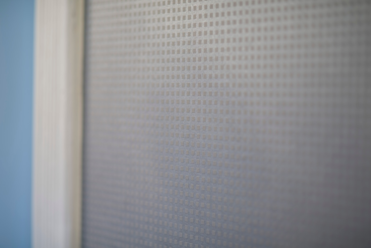 Mønster og fargespill i tapetet gir rommet en ny dimensjon.