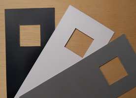 RAMME: En pappramme i hvitt, sort eller grått er et nyttig verktøy for å se hvordan fargen endrer seg mot ulik bakgrunn. 