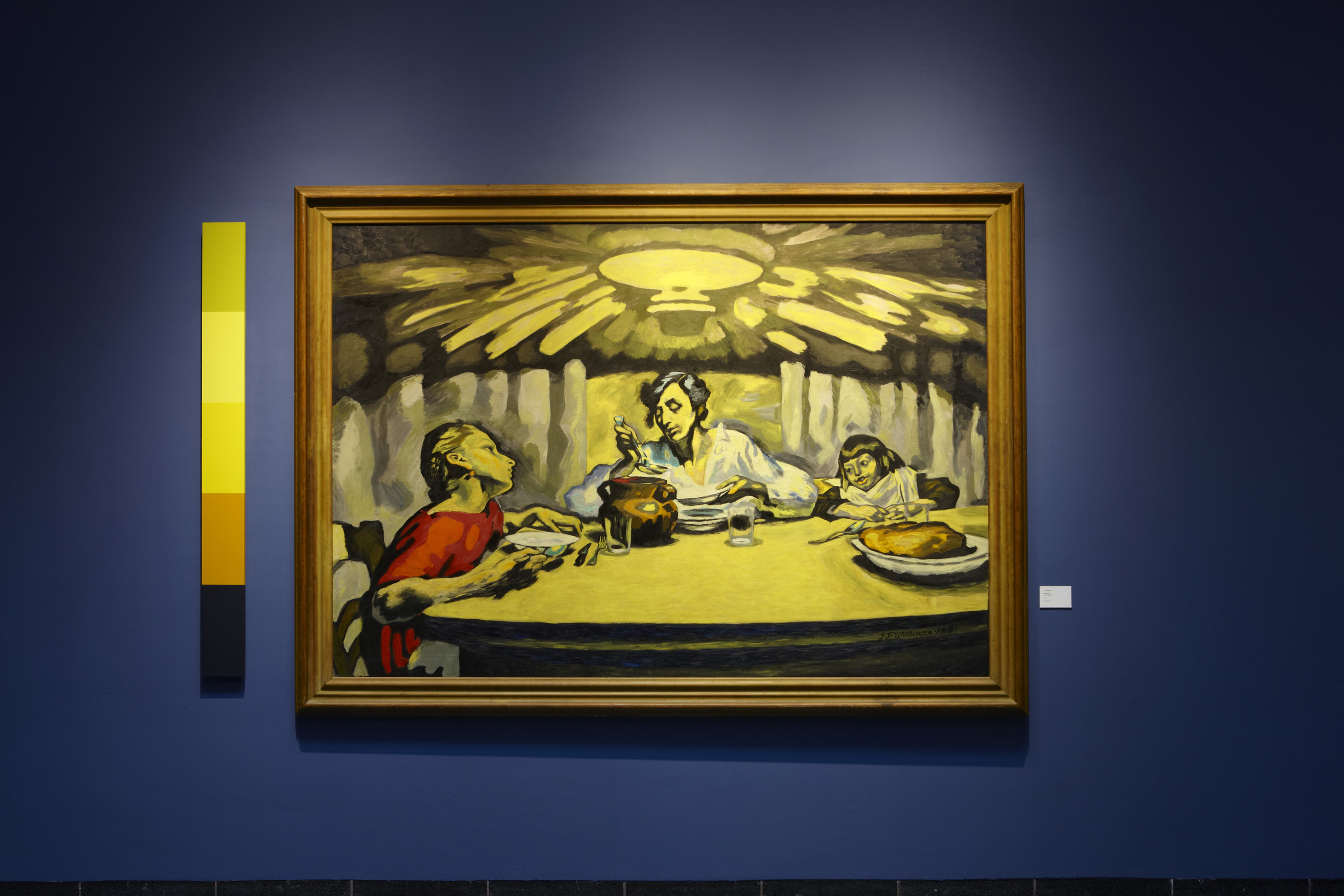 RAMME: En mørk veggfarge kan være en fin ramme som fremhever kunst og møbler i hjemmet.