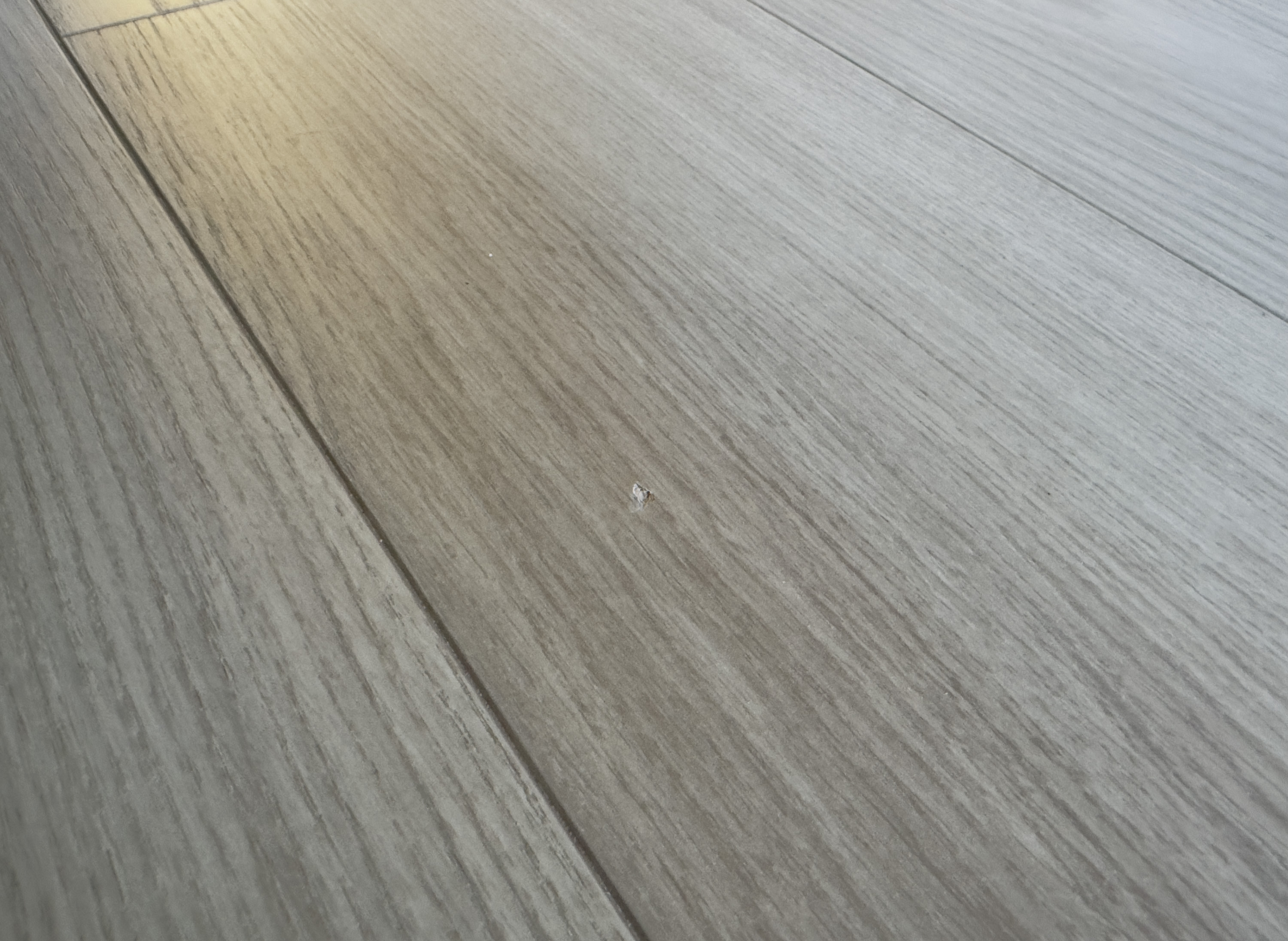 skade på laminatgulv, slagskade fra bilderamme