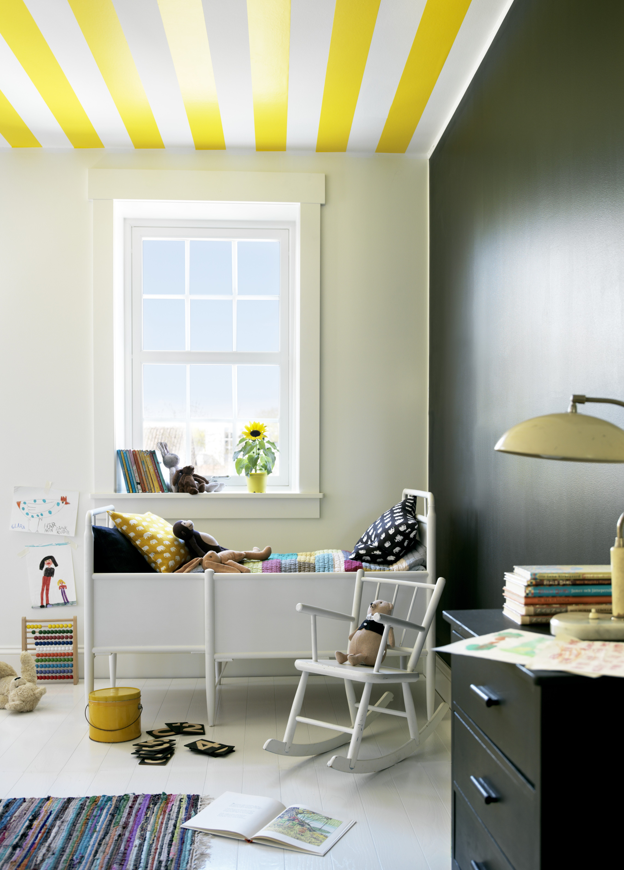 Skap et tøft uttrykk ved å lage skarpe striper i taket. Gult er kult! (Foto: Beckers)