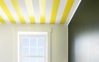 <b>VÅGAL:</b> Vil du få en energiboost på morgenkvisten kan du male gule striper i taket! (Foto: Nordsjö)<br/><a href='https://www.ifi.no//med-taket-som-blikkfang'>Klikk her for å åpne artikkelen: Med taket som blikkfang</a>