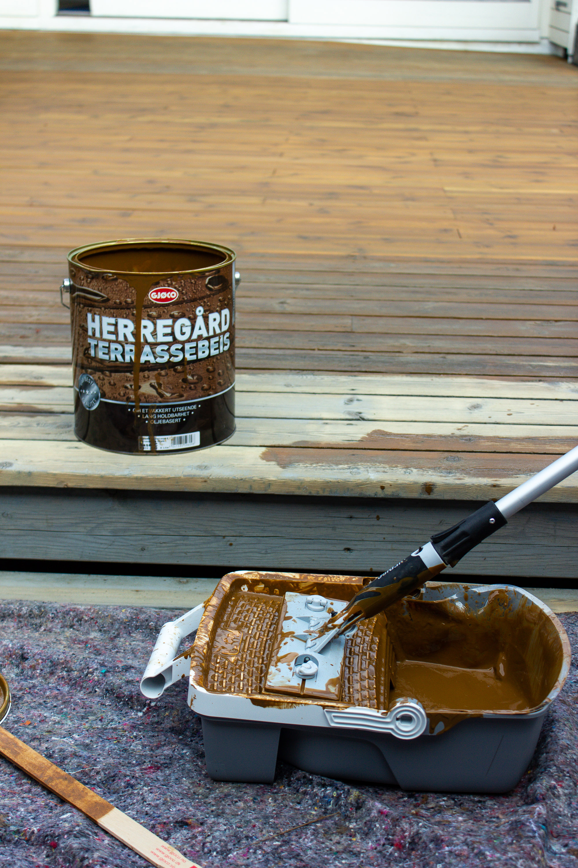 spann med beis på terrassegulv